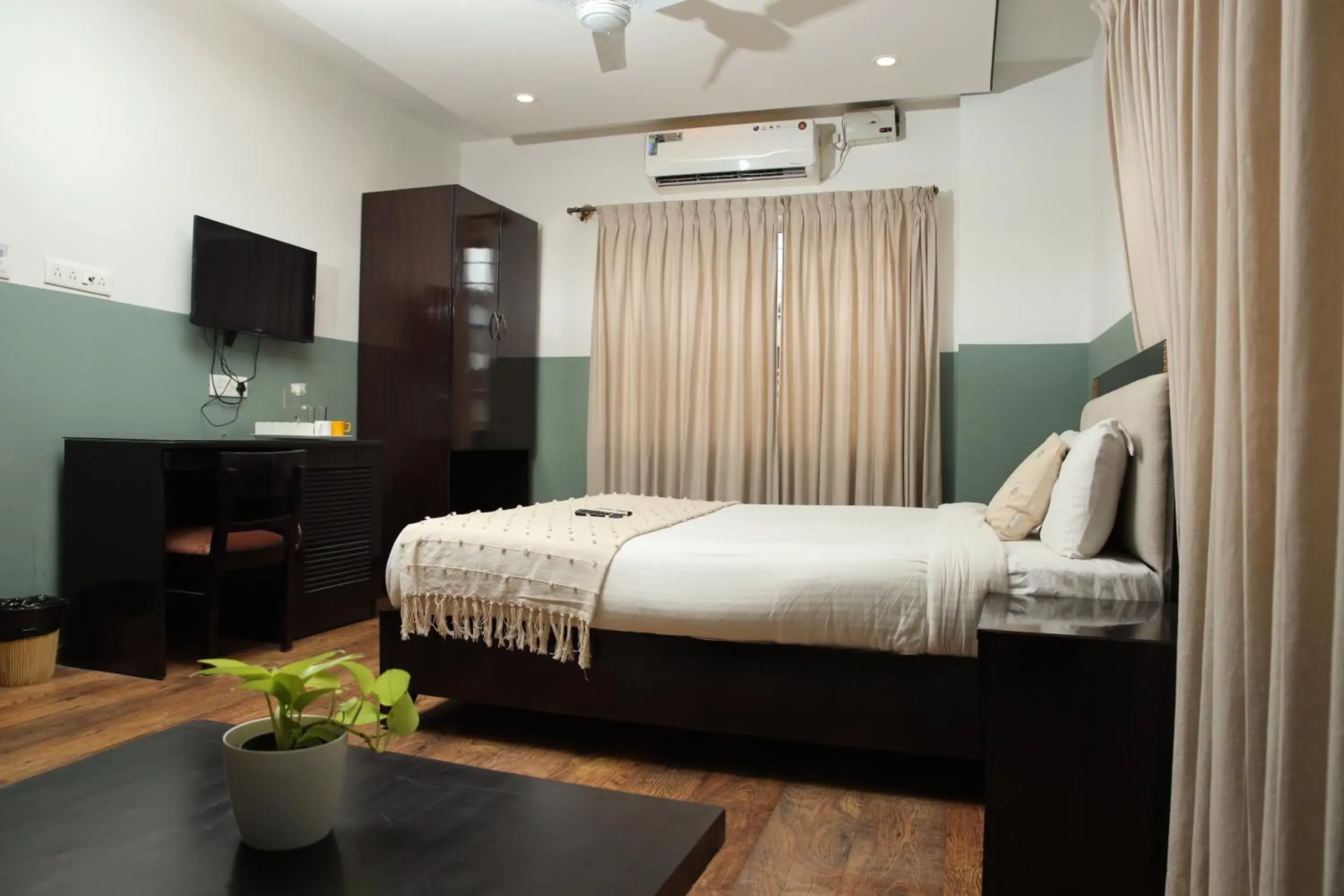 Standard Queen Room in Olive Zip Rest House Road by Embassy Group Standard Queen Room in Olive Zip Rest House Road by Embassy Group