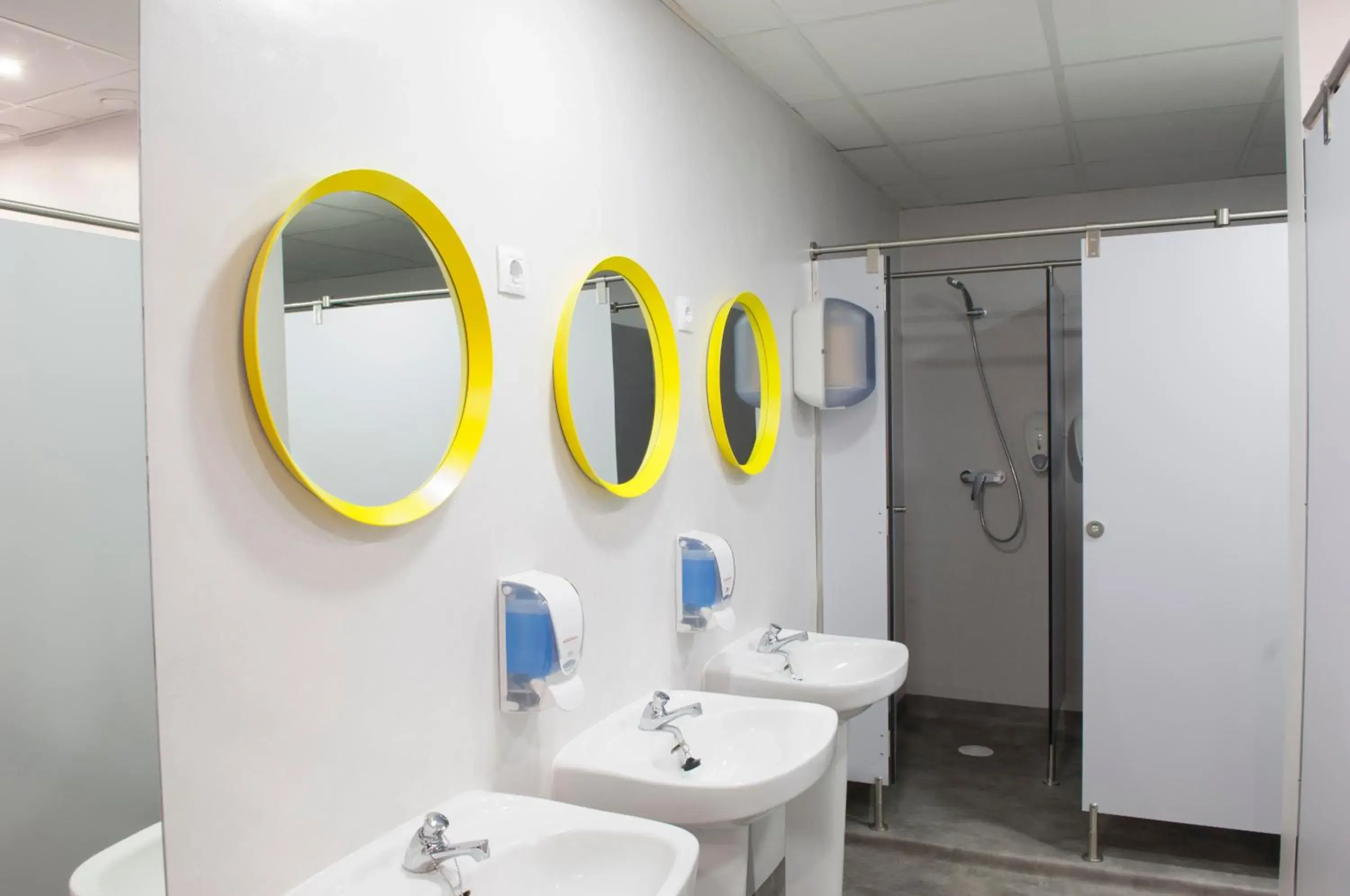 Bed in 16-Bed Mixed Dormitory Room in UP Hostel Valencia Bed in 16-Bed Mixed Dormitory Room in UP Hostel Valencia