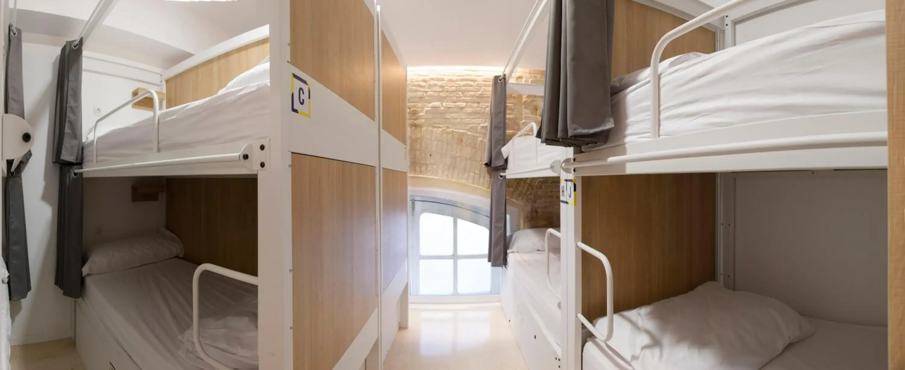 Bed in 8-Bed Mixed Dormitory Room in UP Hostel Valencia Bed in 8-Bed Mixed Dormitory Room in UP Hostel Valencia