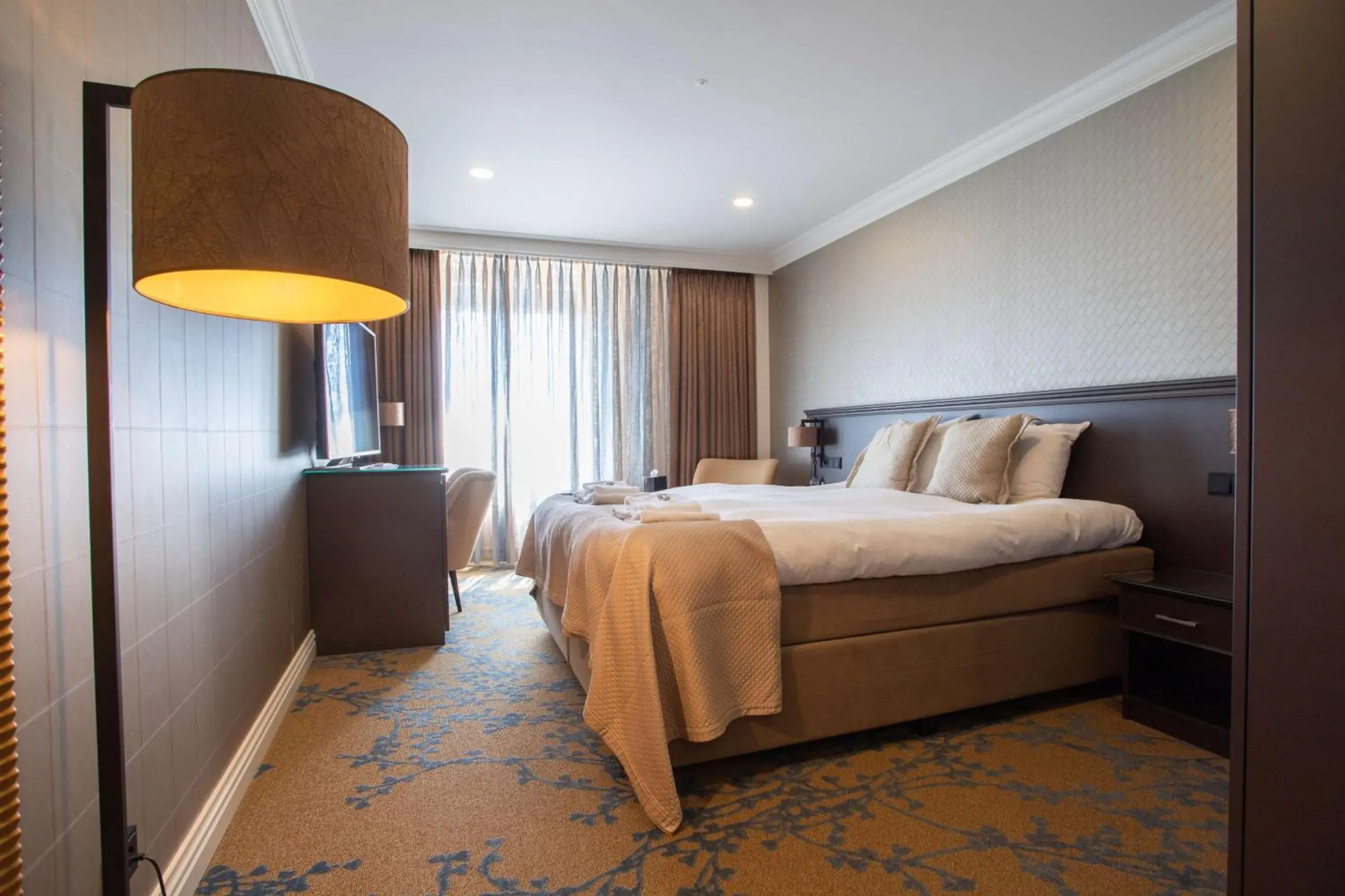 Small Deluxe Queen Room in Good Seasons Hotel Den Bosch Small Deluxe Queen Room in Good Seasons Hotel Den Bosch