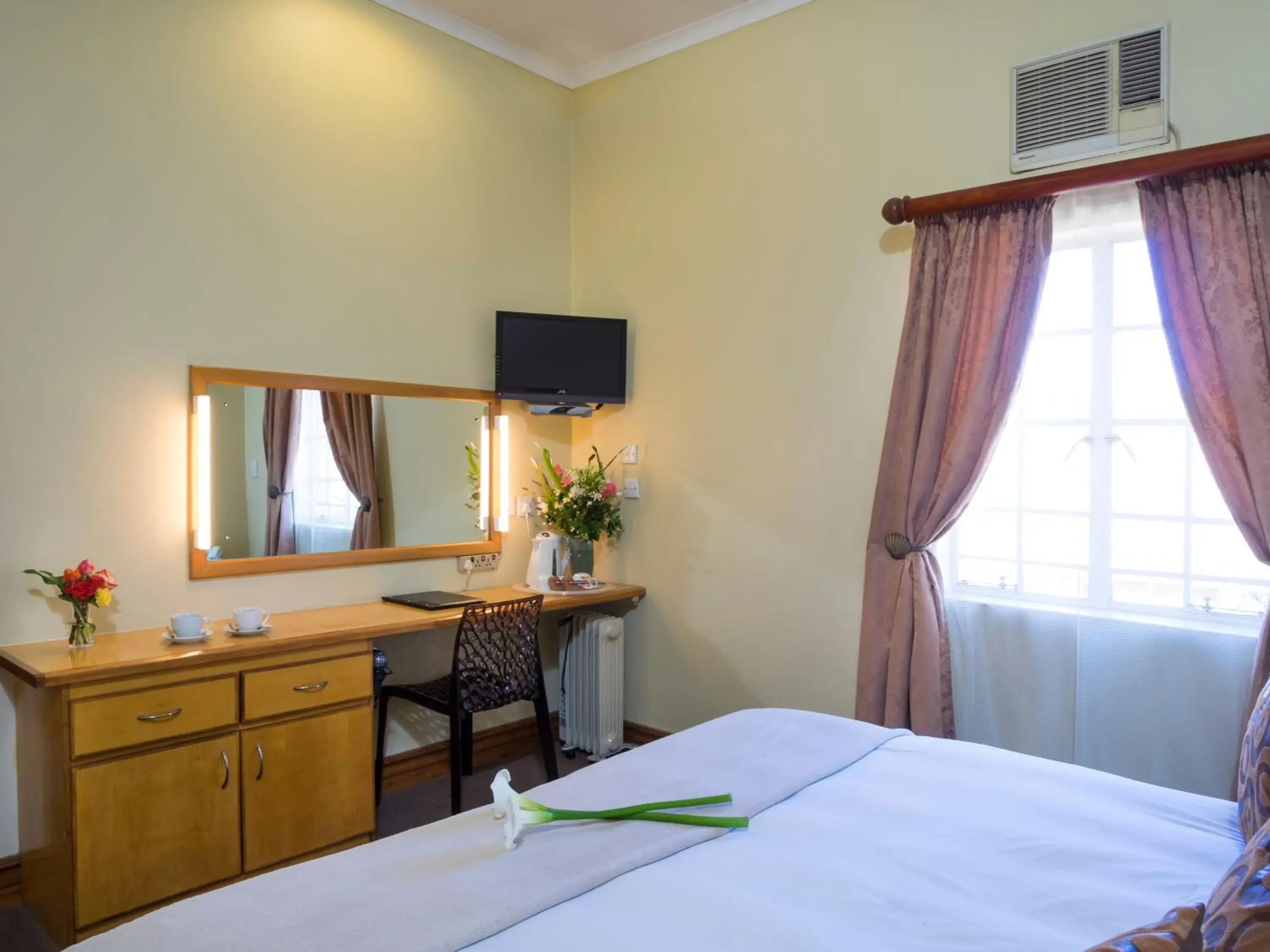 Deluxe Double Room in The Elegant Lodge Menlo Park Deluxe Double Room in The Elegant Lodge Menlo Park