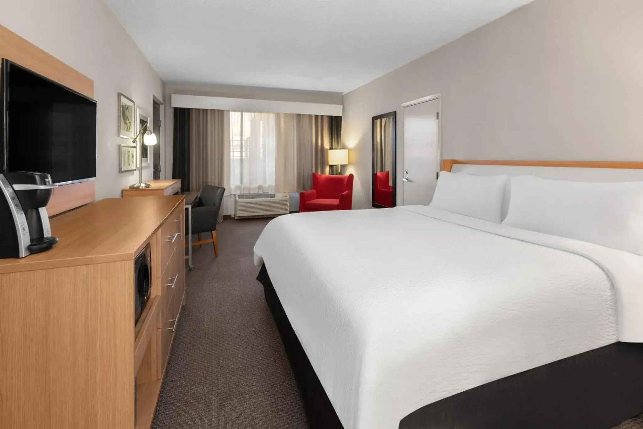 King Room - Mobility Access/Hearing Accessible in Holiday Inn El Paso West – Sunland Park by IHG King Room - Mobility Access/Hearing Accessible in Holiday Inn El Paso West – Sunland Park by IHG