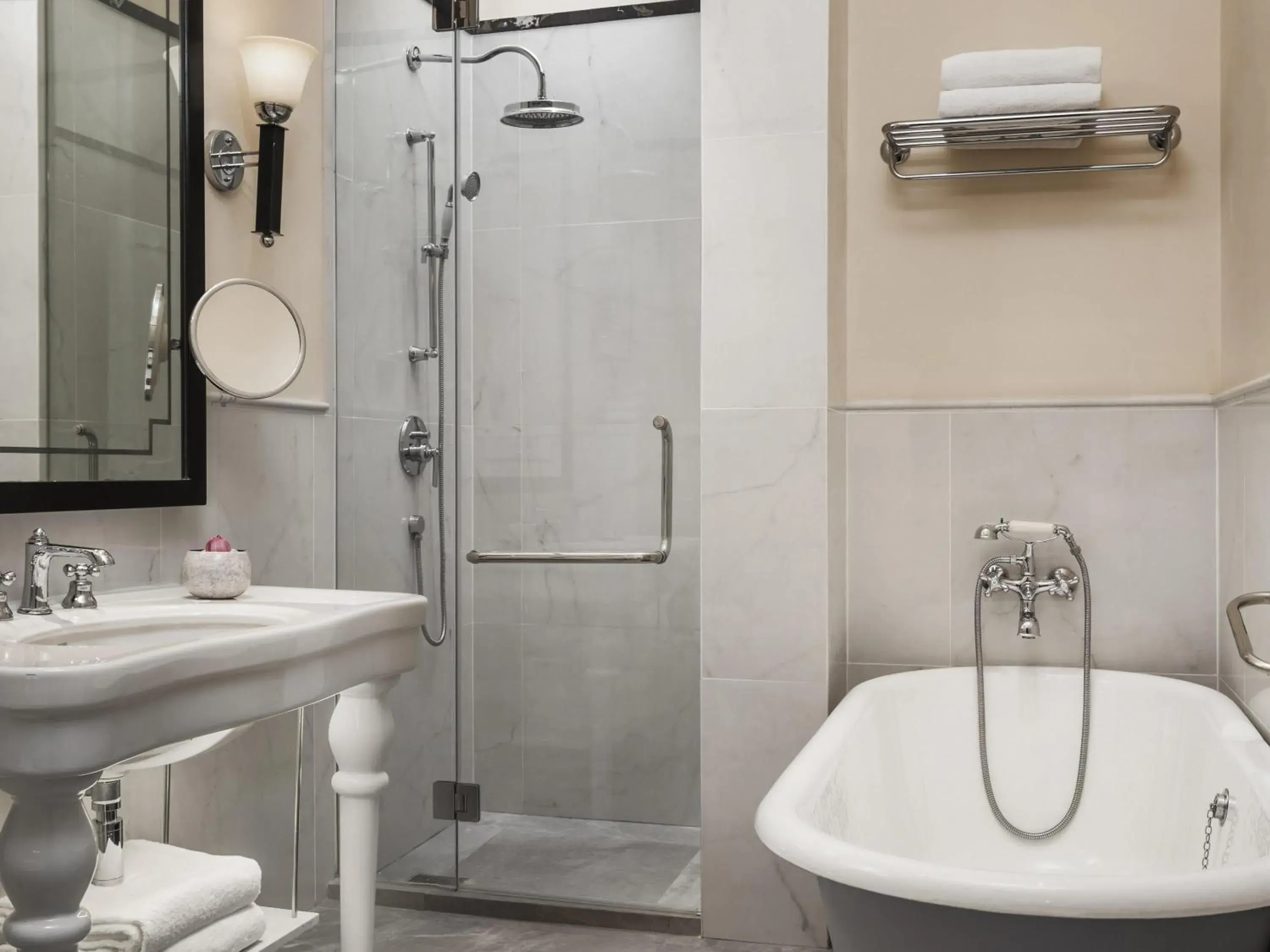 Landmark Twin Room with Pool View in Raffles Hotel Le Royal Landmark Twin Room with Pool View in Raffles Hotel Le Royal