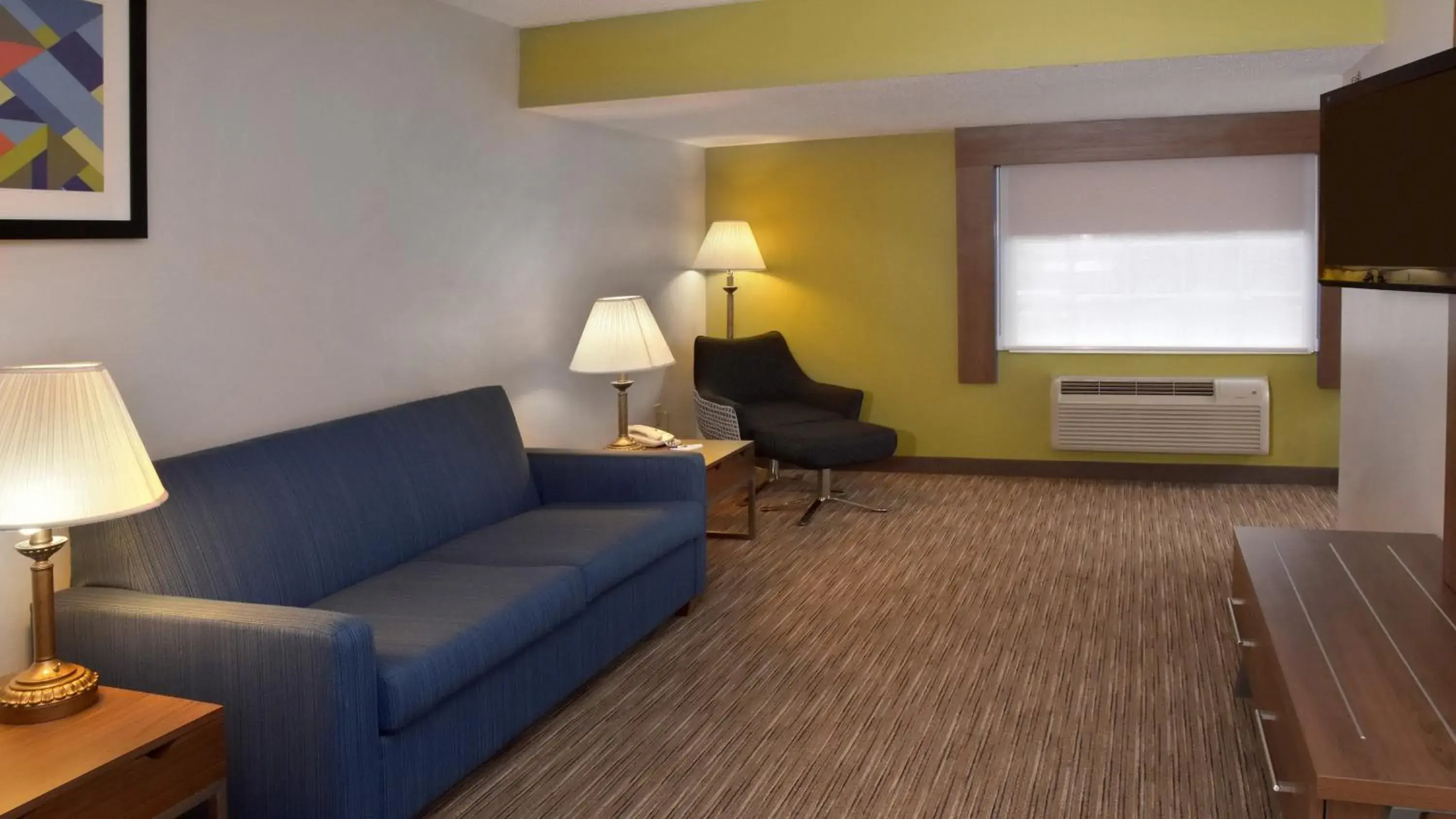 King Suite - Non-Smoking in Holiday Inn Express Mount Pleasant- Scottdale by IHG King Suite - Non-Smoking in Holiday Inn Express Mount Pleasant- Scottdale by IHG