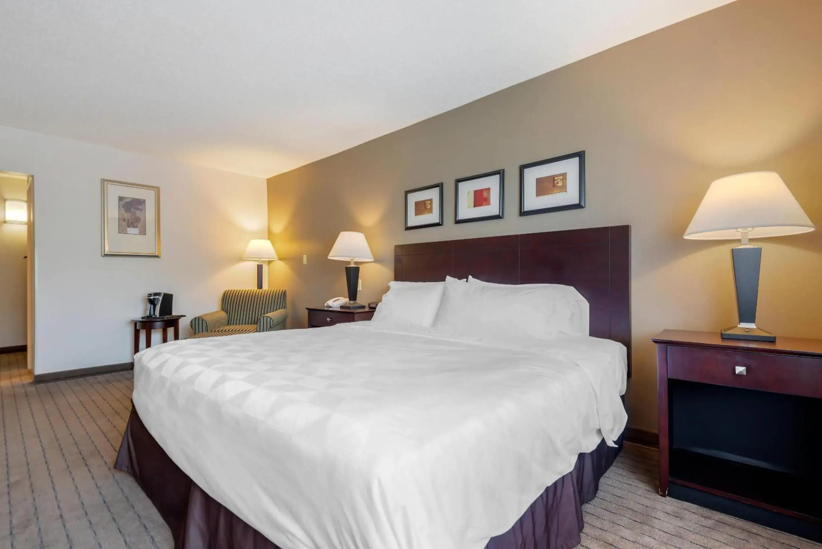 King Room with Chair - Accessible/Non Smoking in Clarion Inn Elmira-Horseheads King Room with Chair - Accessible/Non Smoking in Clarion Inn Elmira-Horseheads