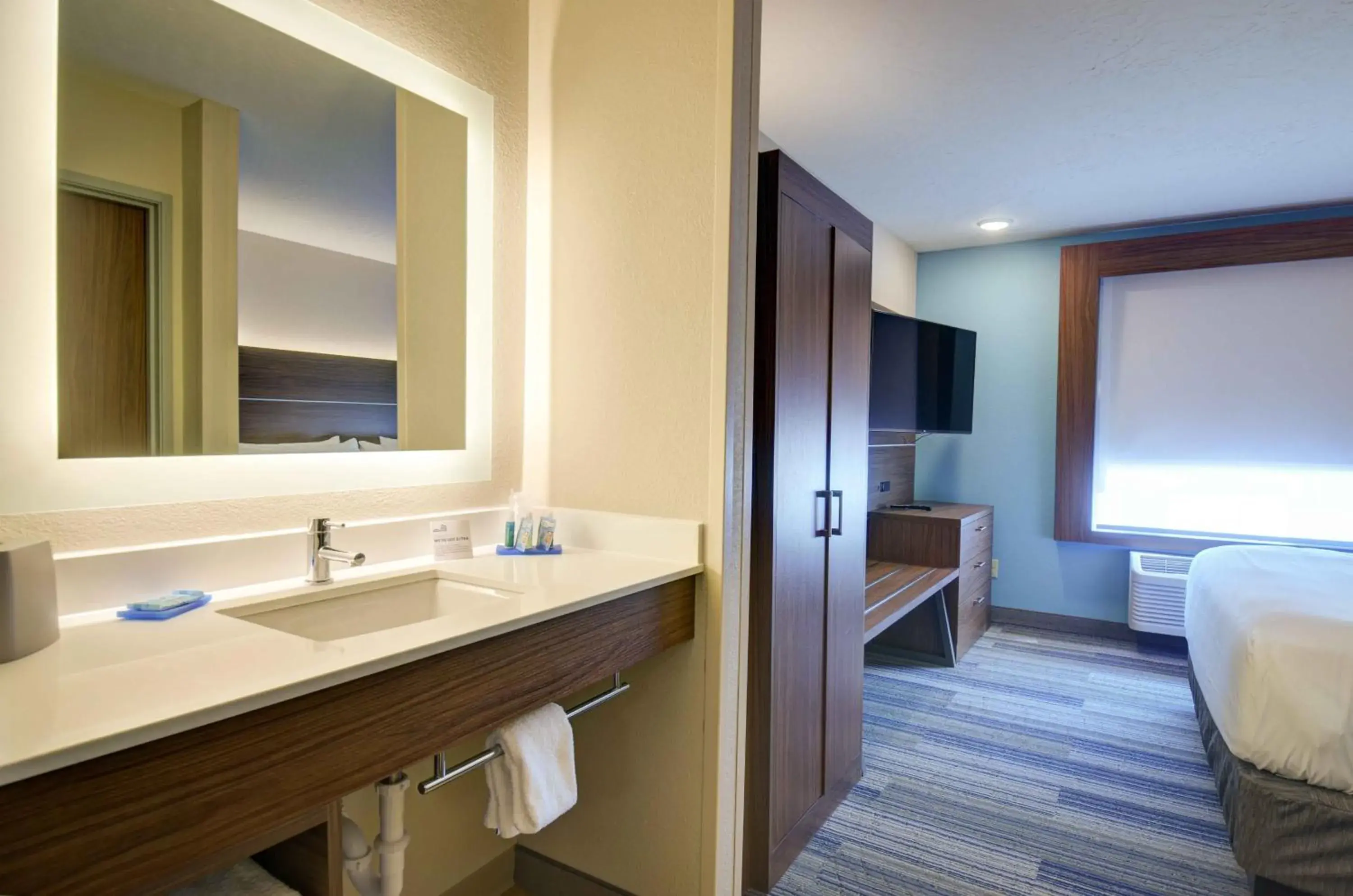 Standard King Room with Mobility Accessible Tub in Holiday Inn Express & Suites North Platte by IHG Standard King Room with Mobility Accessible Tub in Holiday Inn Express & Suites North Platte by IHG