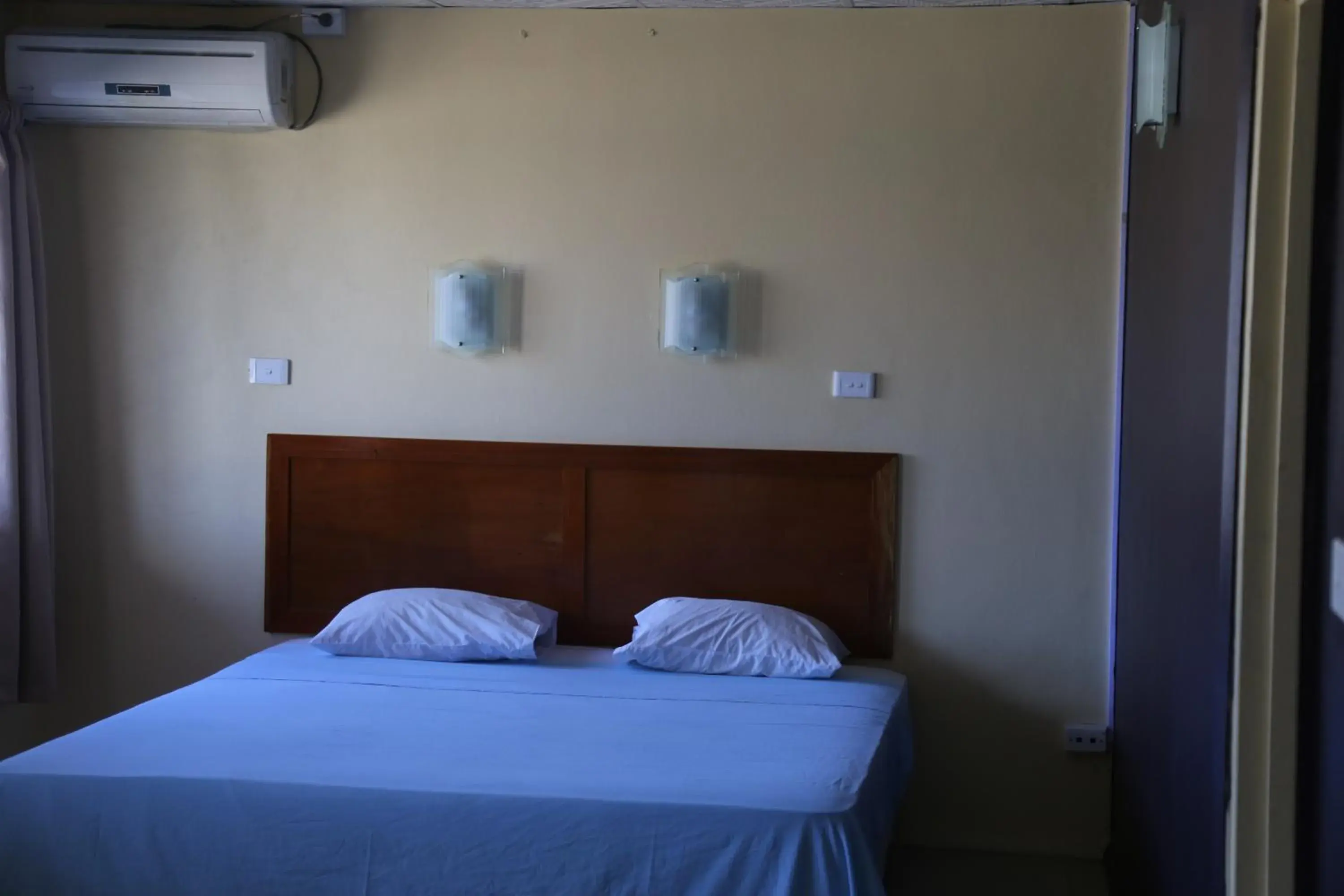 Standard Queen Room with Air Conditioning in Funworld Plaza Hotel Standard Queen Room with Air Conditioning in Funworld Plaza Hotel