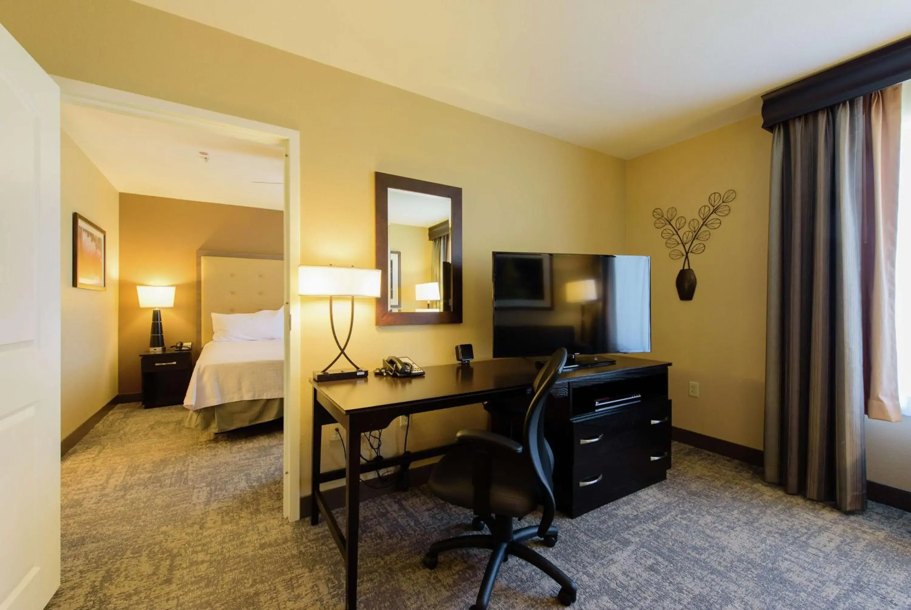 One-Bedroom King Suite - Non-Smoking in Homewood Suites by Hilton Phoenix Chandler Fashion Center One-Bedroom King Suite - Non-Smoking in Homewood Suites by Hilton Phoenix Chandler Fashion Center