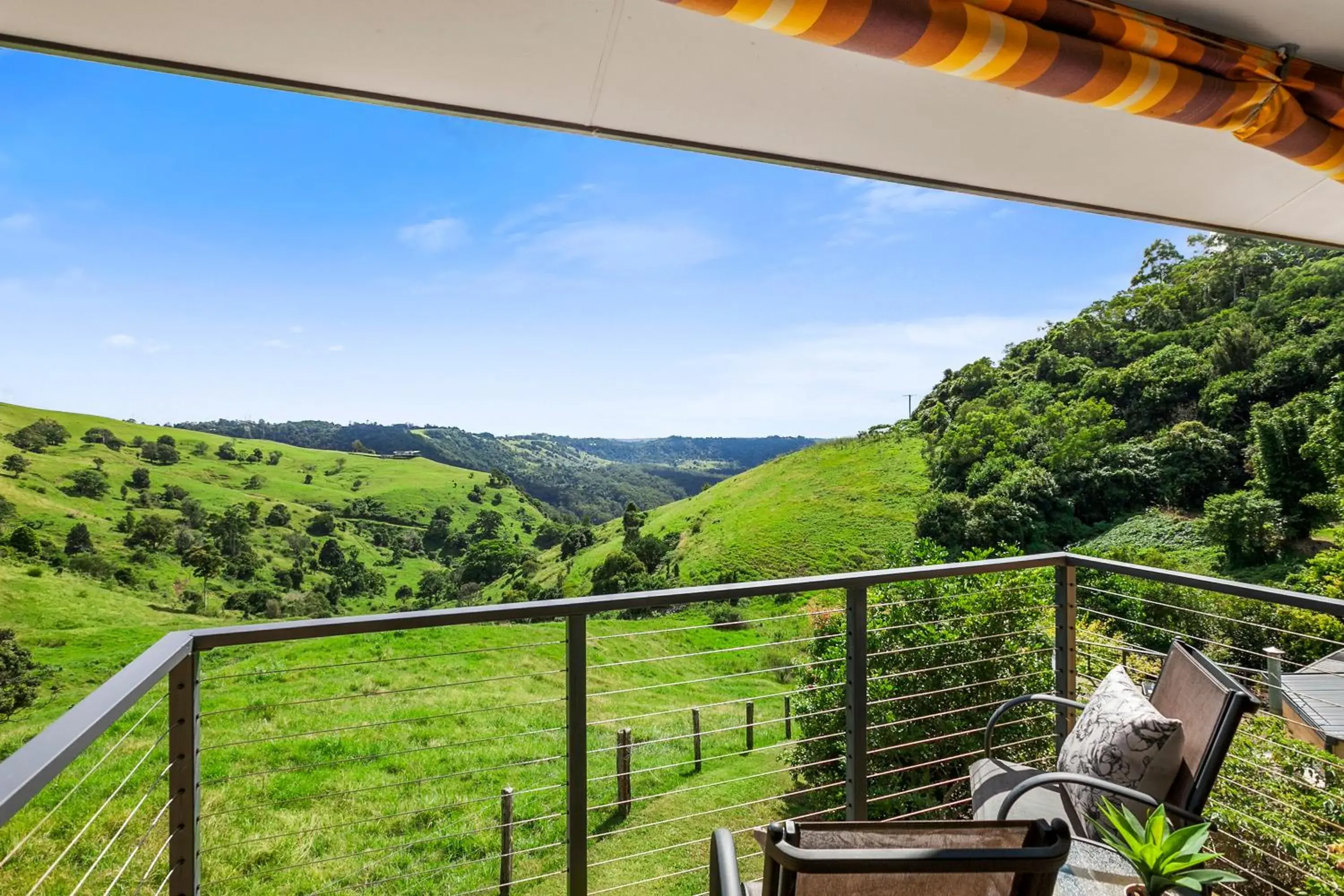 Deluxe cabin with spa bath and hinterland views in Top Of The Hill Deluxe cabin with spa bath and hinterland views in Top Of The Hill