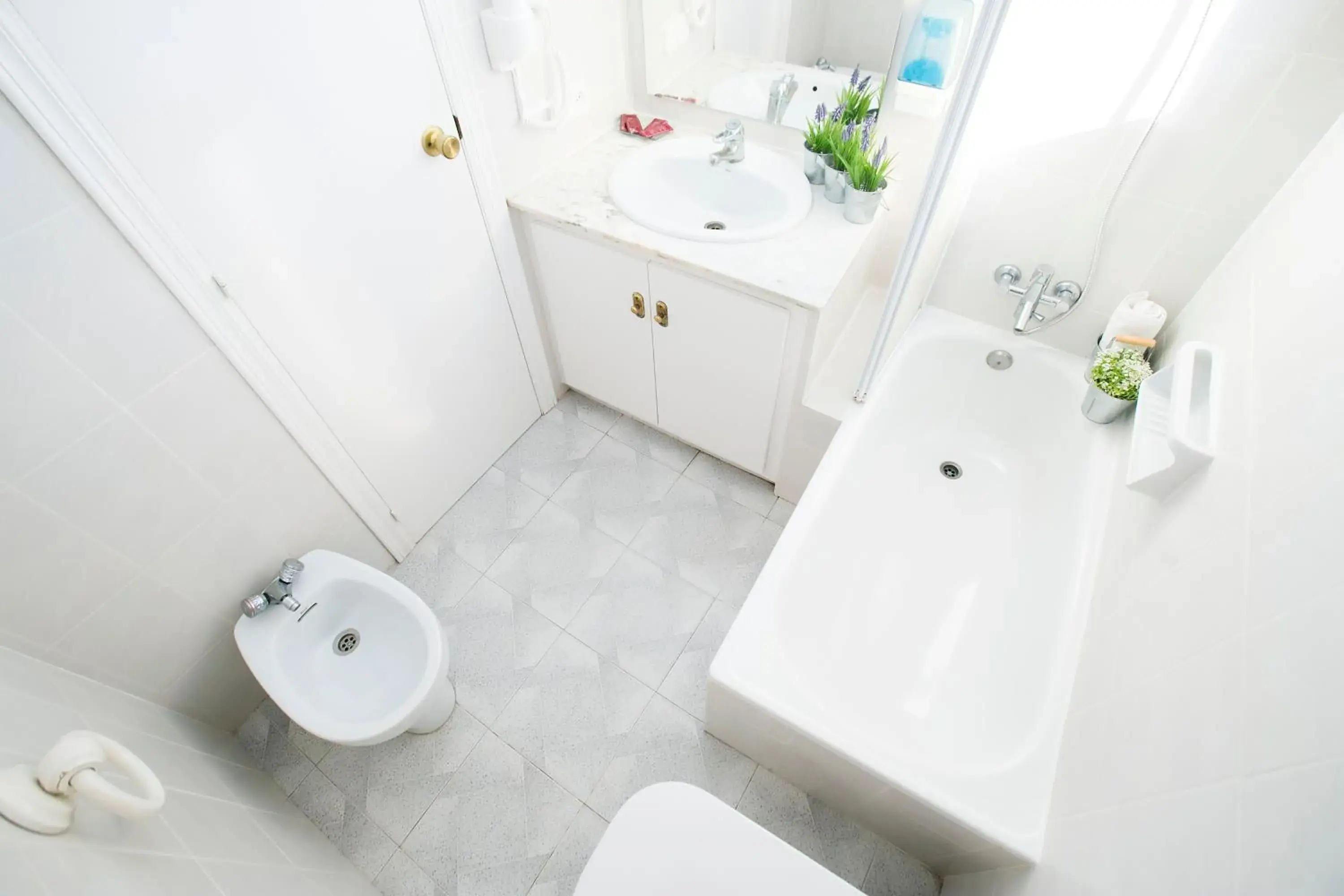 Twin Room with Extra Bed in Hotel Canada Twin Room with Extra Bed in Hotel Canada