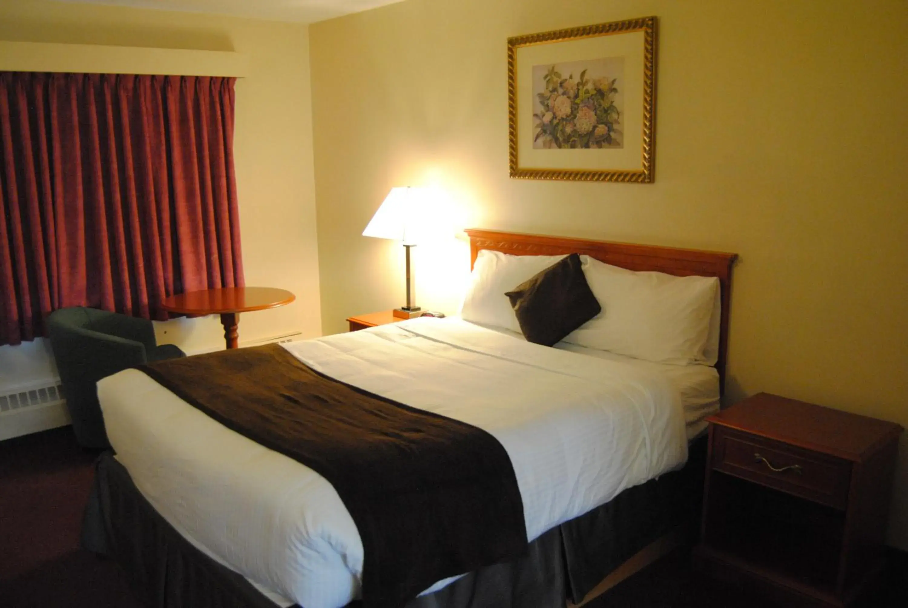 Queen Room - Non-Smoking in Economy Inn Queen Room - Non-Smoking in Economy Inn