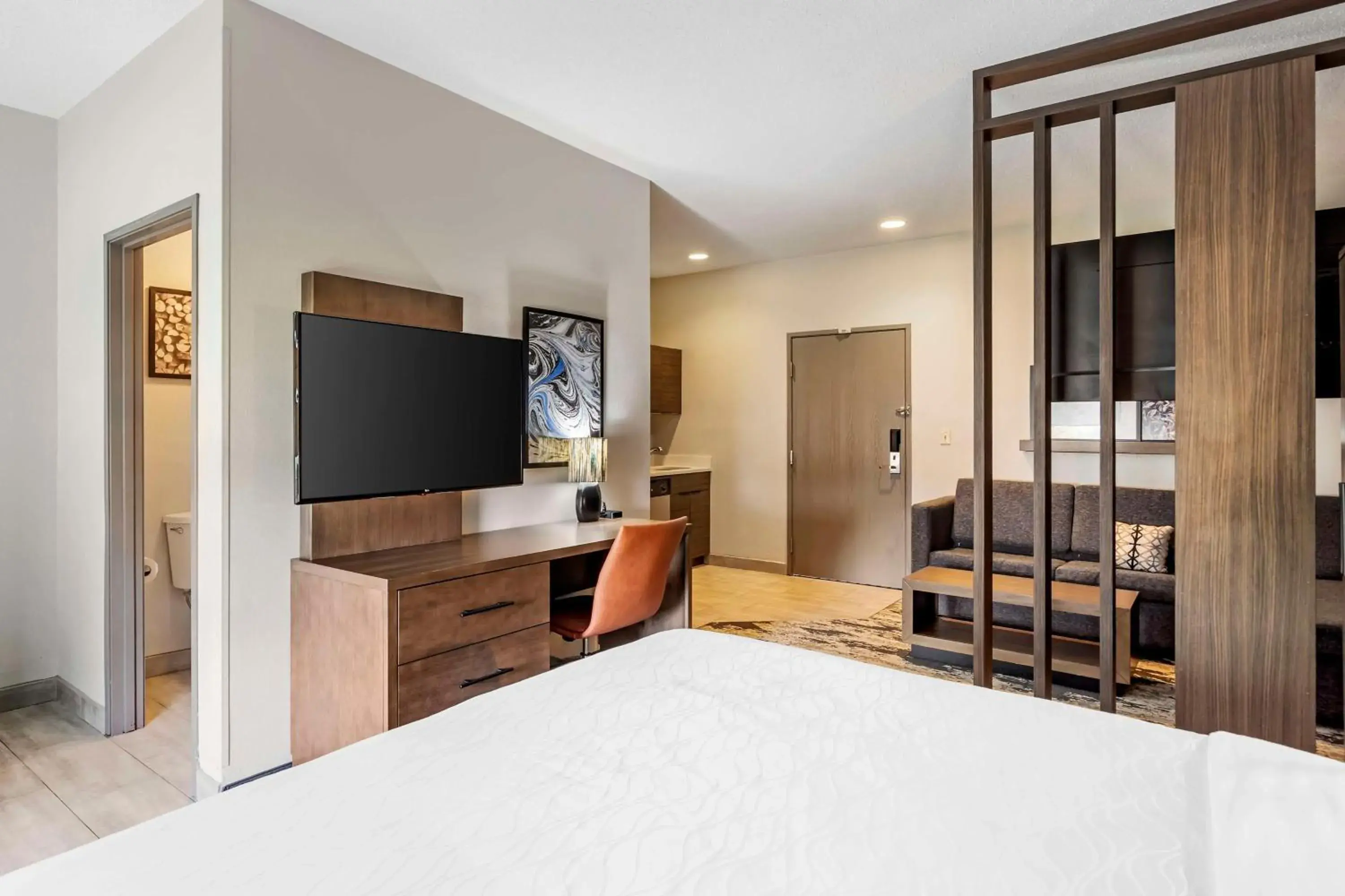 King Suite with Bath Tub - Disability Access in Best Western Plus Bourbonnais Hotel & Suites King Suite with Bath Tub - Disability Access in Best Western Plus Bourbonnais Hotel & Suites