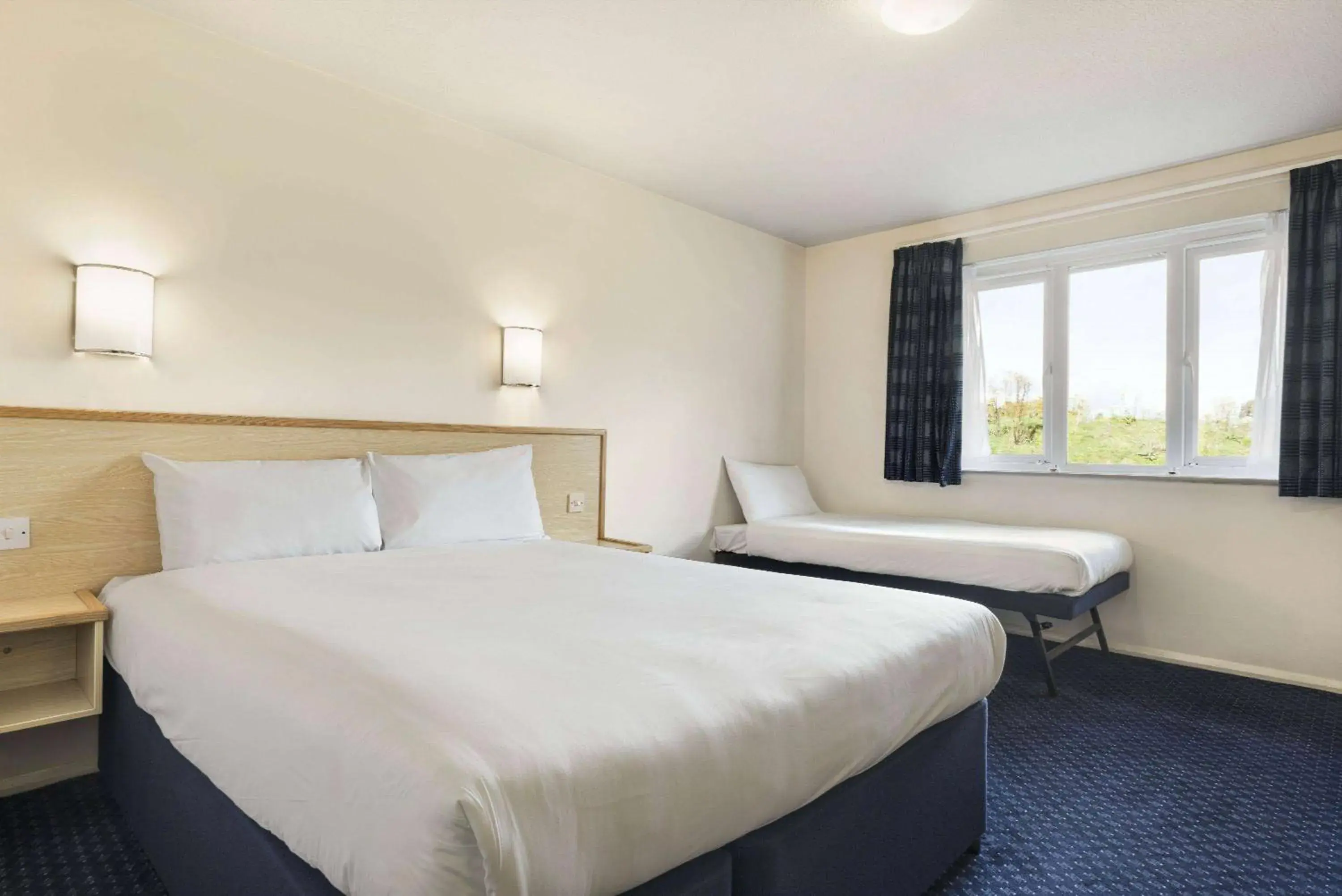 Triple Room (One Double & One Single) in Days Inn Sutton Scotney North Triple Room (One Double & One Single) in Days Inn Sutton Scotney North
