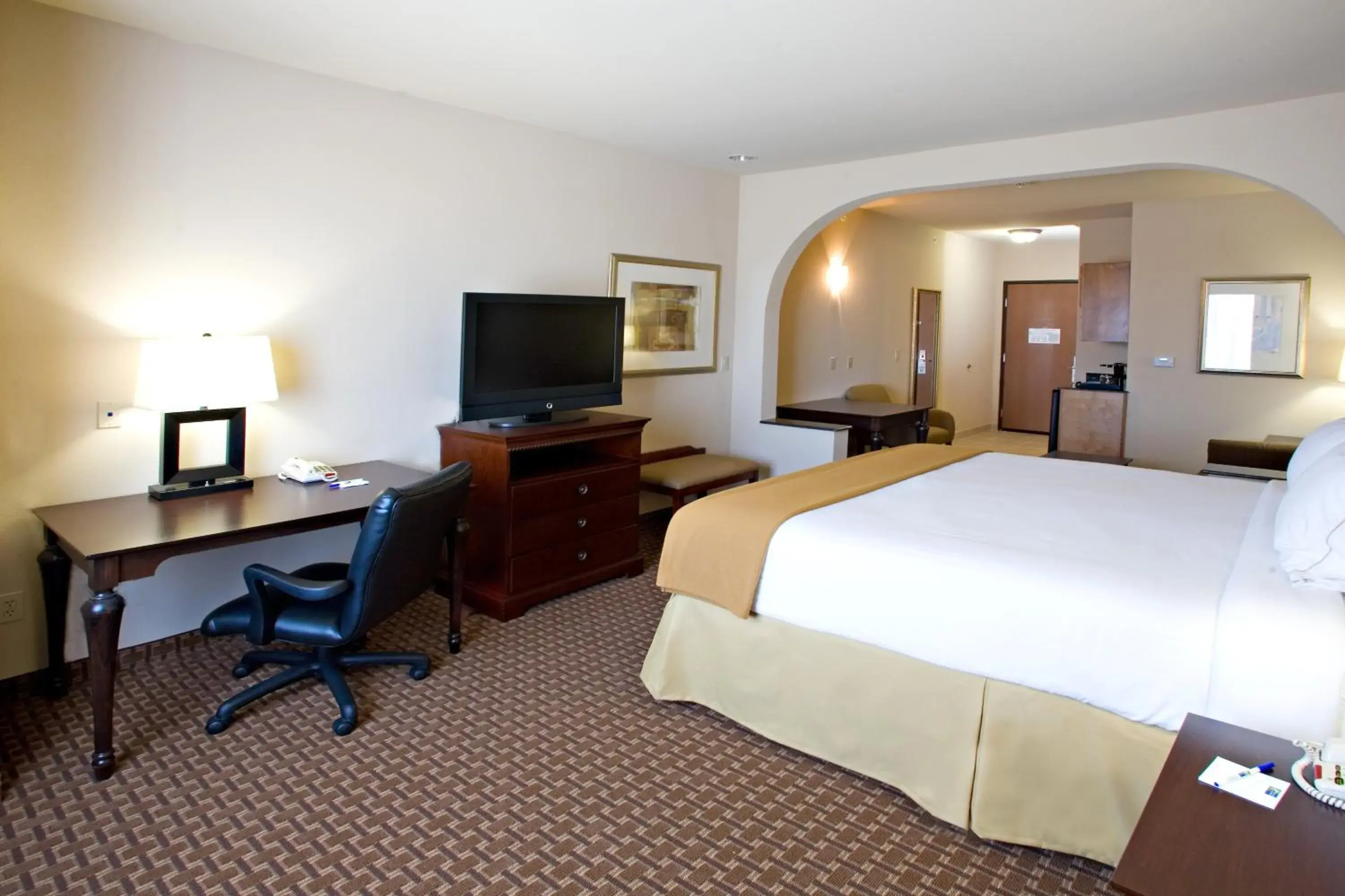 Standard King Room in Holiday Inn Express Hotel and Suites Kingsville by IHG Standard King Room in Holiday Inn Express Hotel and Suites Kingsville by IHG