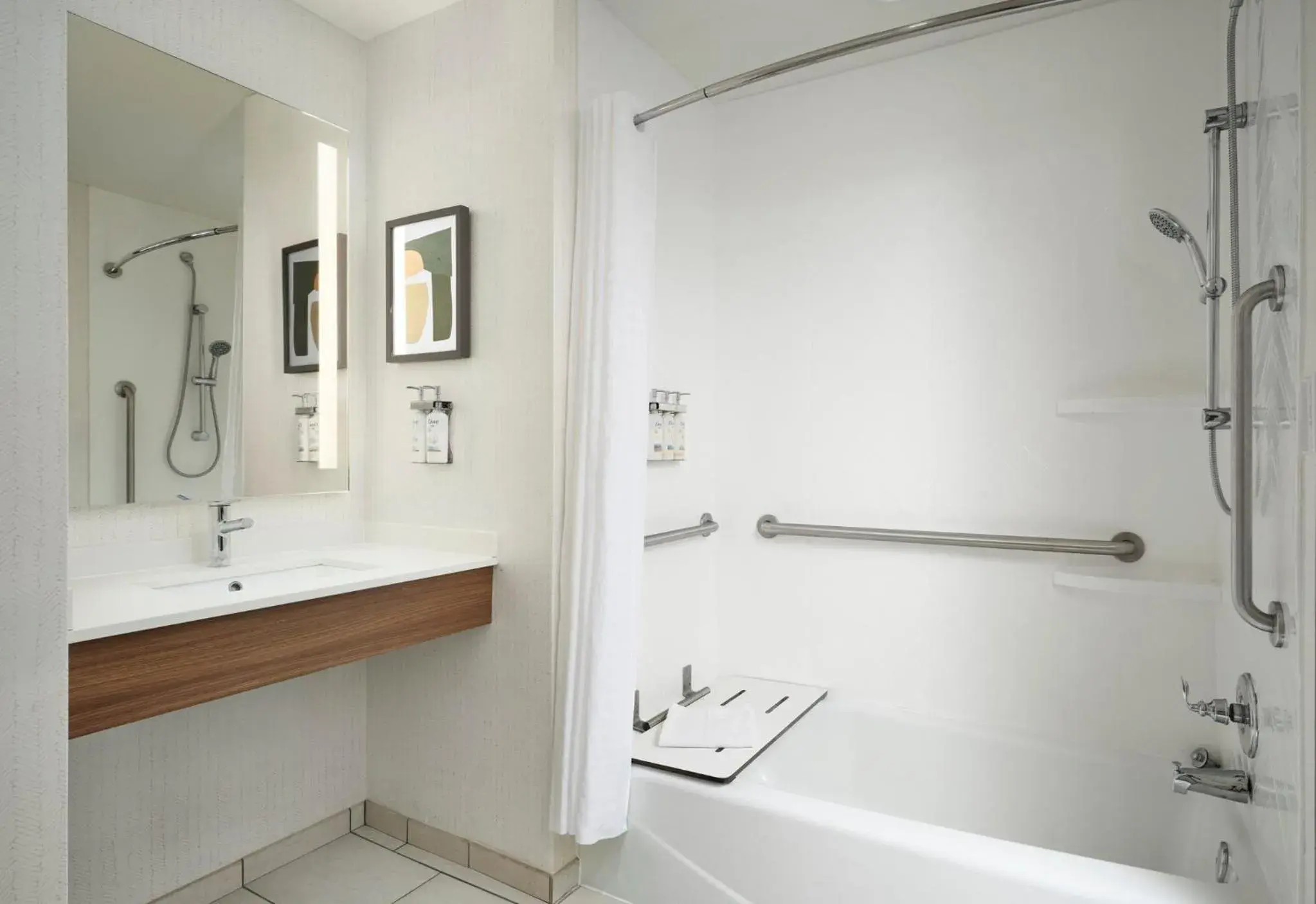 Deluxe Twin Room - Mobility Access Tub in Holiday Inn Meridian East I 59 / I 20 Deluxe Twin Room - Mobility Access Tub in Holiday Inn Meridian East I 59 / I 20