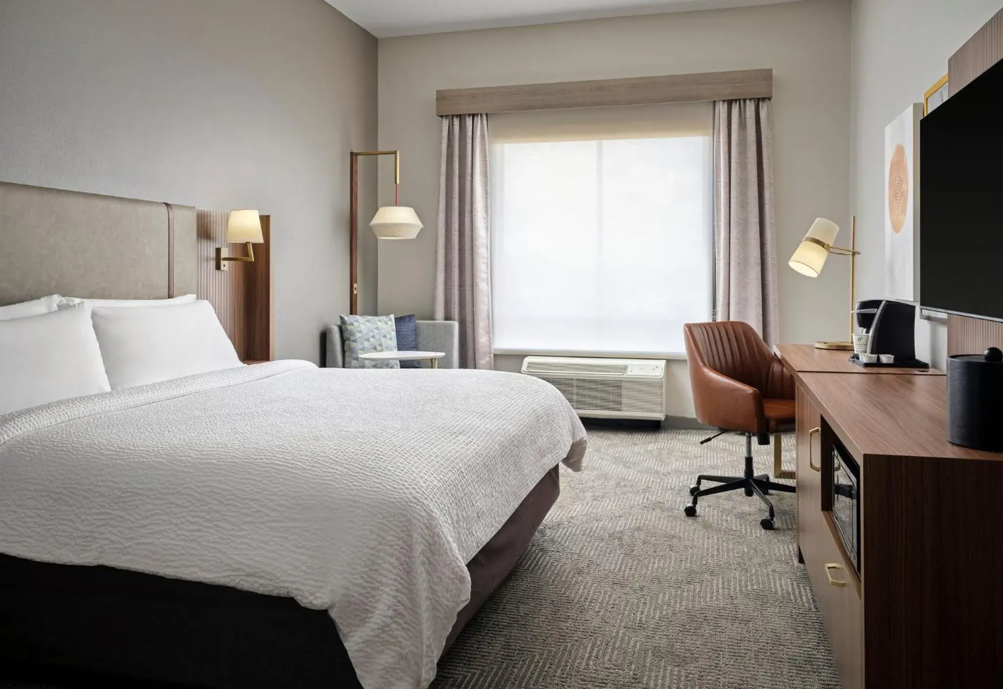 Deluxe King Room - Mobility Access in Holiday Inn Meridian East I 59 / I 20 Deluxe King Room - Mobility Access in Holiday Inn Meridian East I 59 / I 20