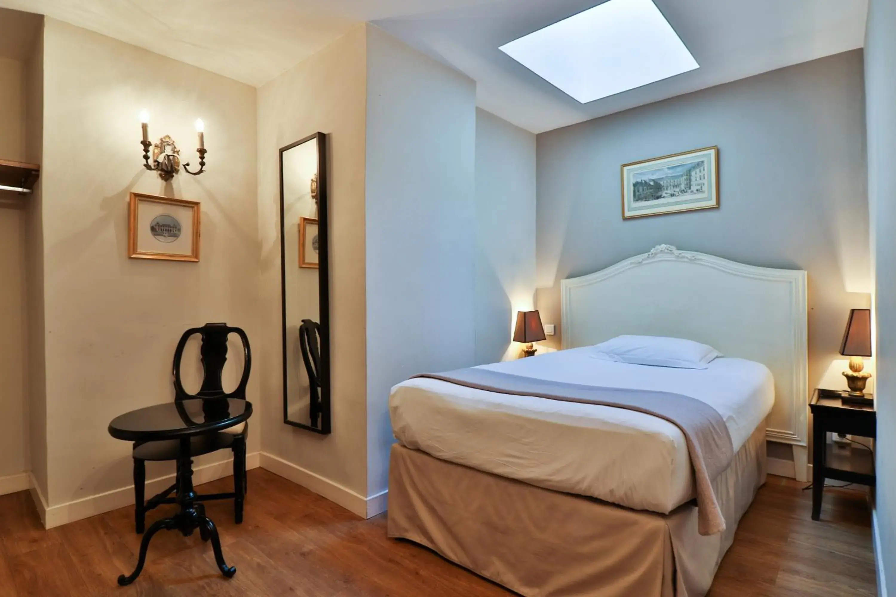 Standard Single Room in Hotel Du Midi Standard Single Room in Hotel Du Midi