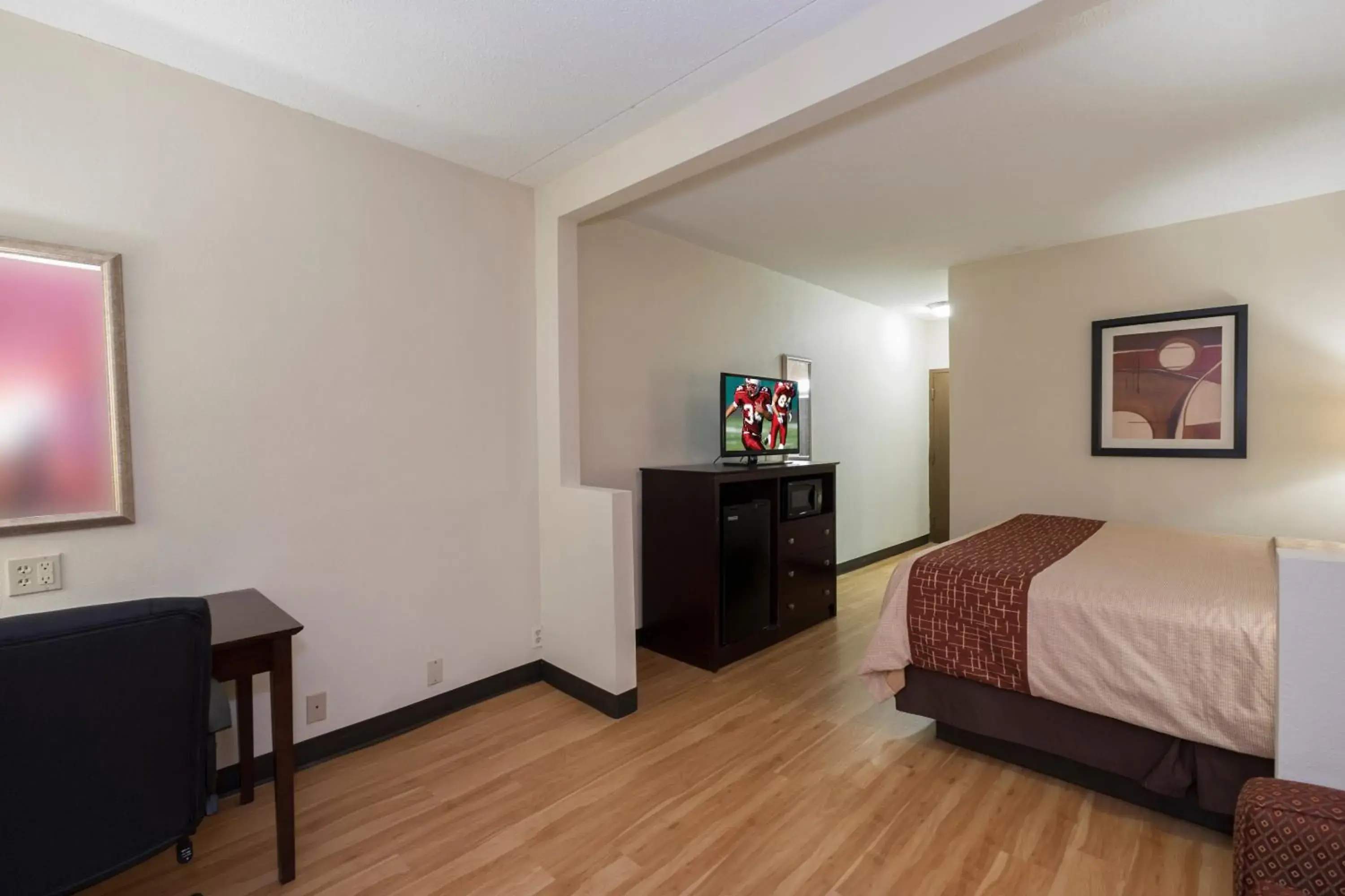 Superior King Suite - Non-Smoking in Red Roof Inn & Suites Cincinnati North-Mason Superior King Suite - Non-Smoking in Red Roof Inn & Suites Cincinnati North-Mason