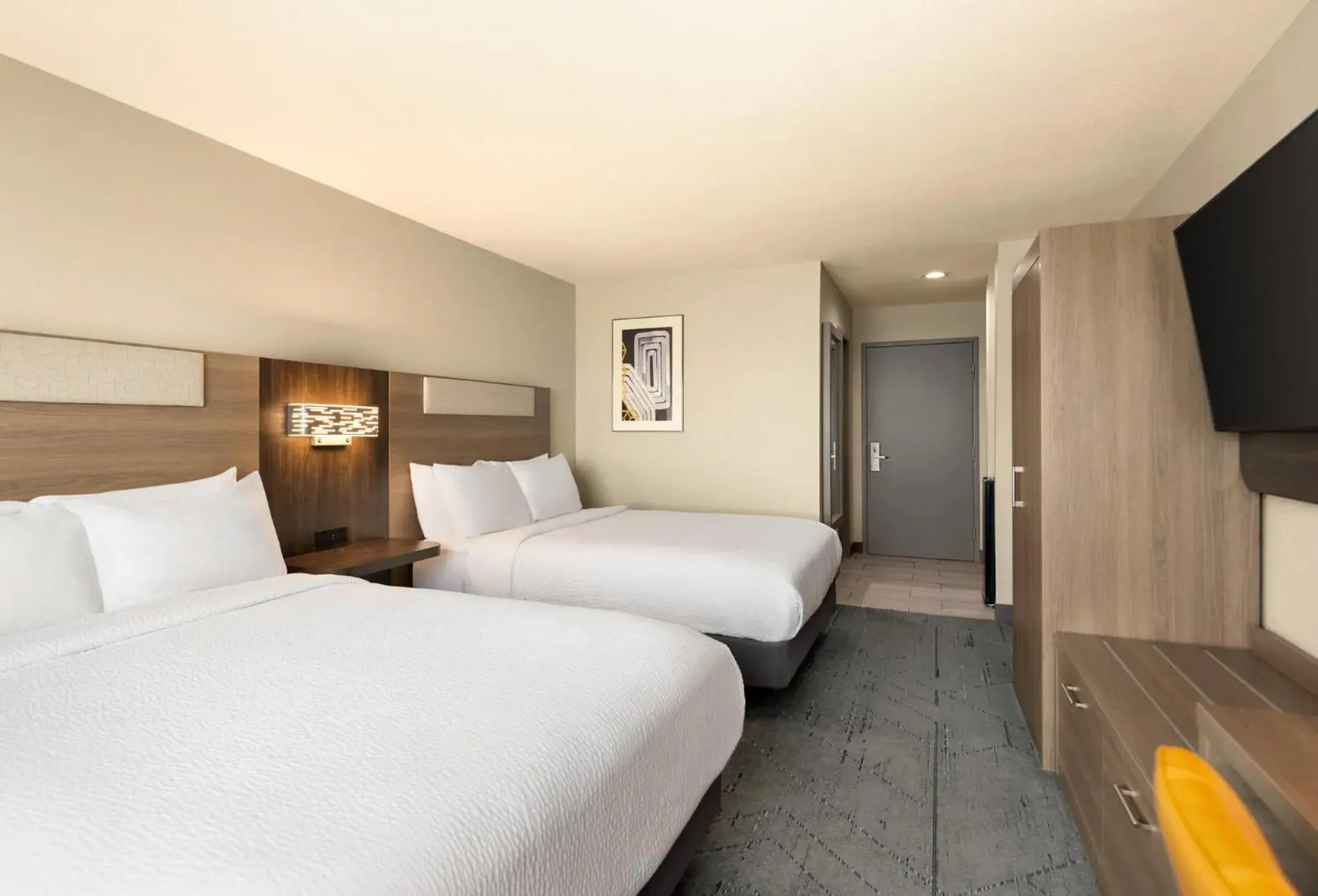 Standard Queen Room with Two Queen Beds and Roll-In Shower - Mobility Access in Holiday Inn Express Morgantown by IHG Standard Queen Room with Two Queen Beds and Roll-In Shower - Mobility Access in Holiday Inn Express Morgantown by IHG