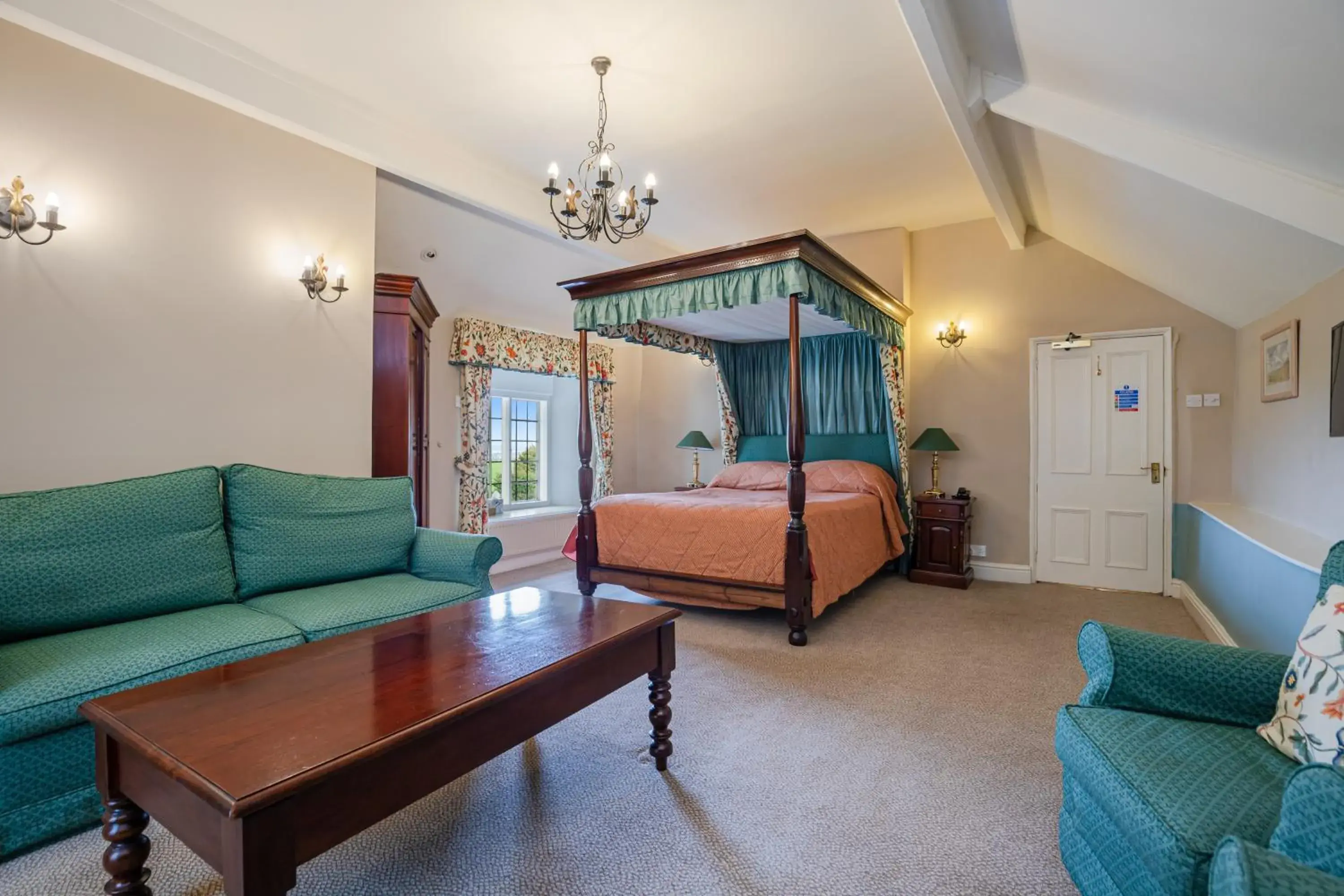 Deluxe King Room in Castle Of Comfort Hotel Deluxe King Room in Castle Of Comfort Hotel