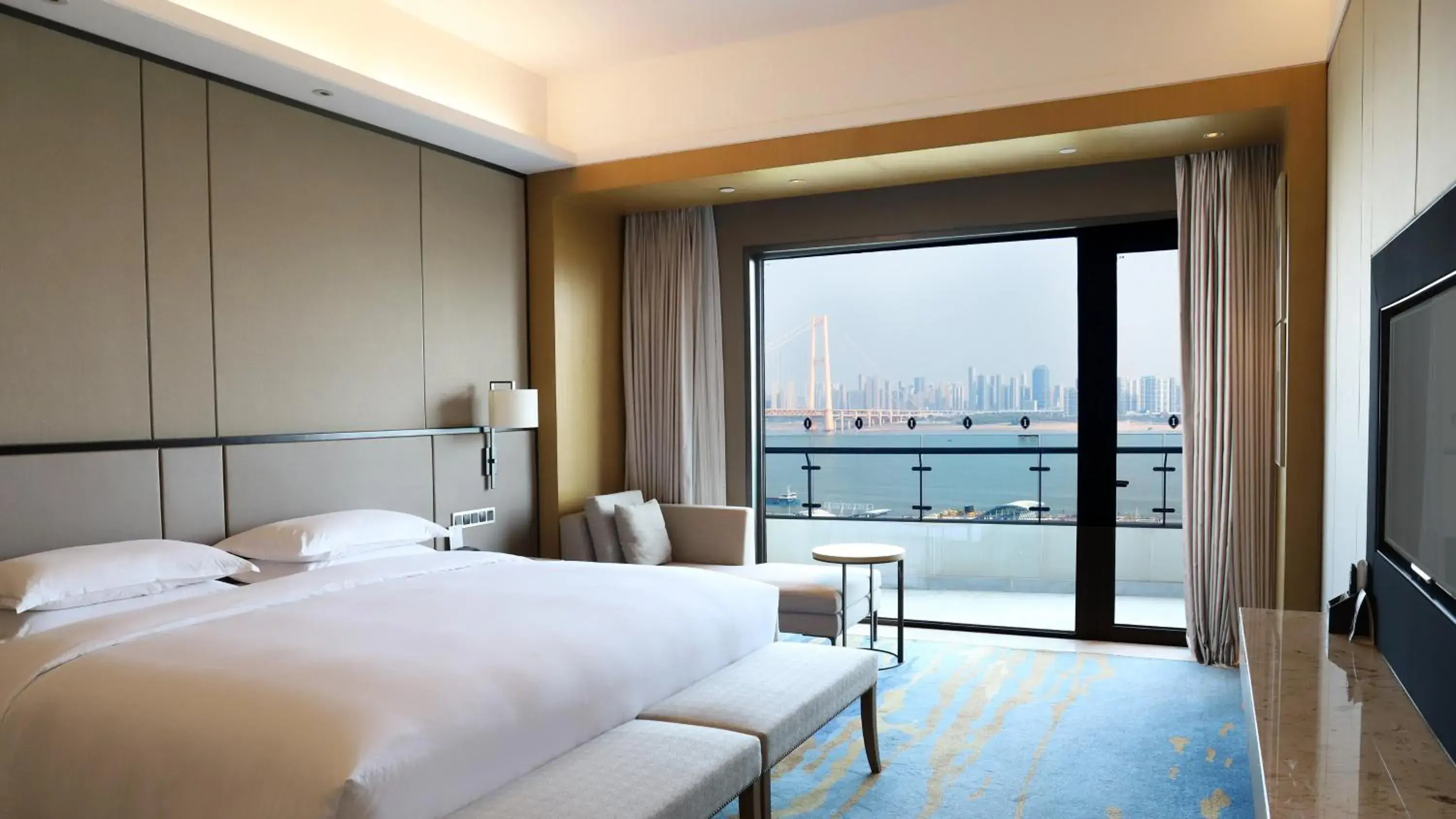 Junior Twin Suite - Club Lounge Access in InterContinental Wuhan by IHG - Yangtze River View Junior Twin Suite - Club Lounge Access in InterContinental Wuhan by IHG - Yangtze River View