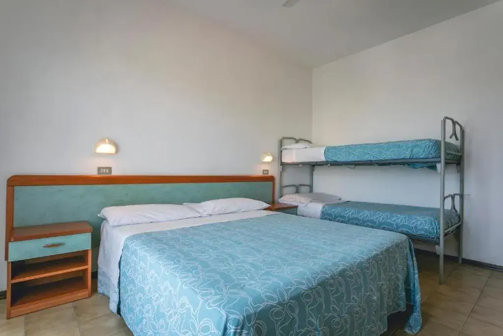 Economy Quadruple Room in Hotel del Falco Economy Quadruple Room in Hotel del Falco