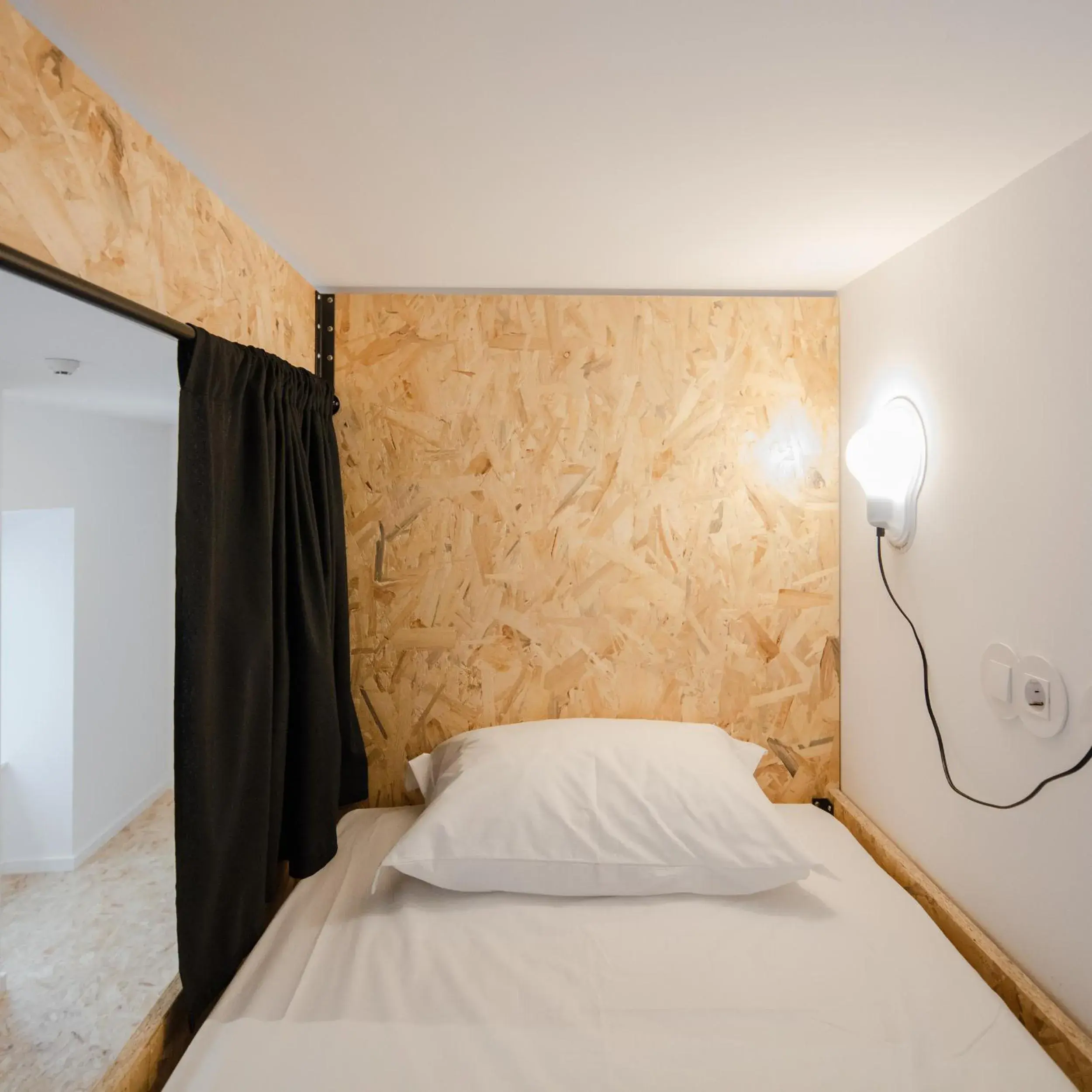 Bed in 4-Bed Mixed Dormitory Room with Shared Bathroom in Hostel Conii & Suites Algarve Bed in 4-Bed Mixed Dormitory Room with Shared Bathroom in Hostel Conii & Suites Algarve