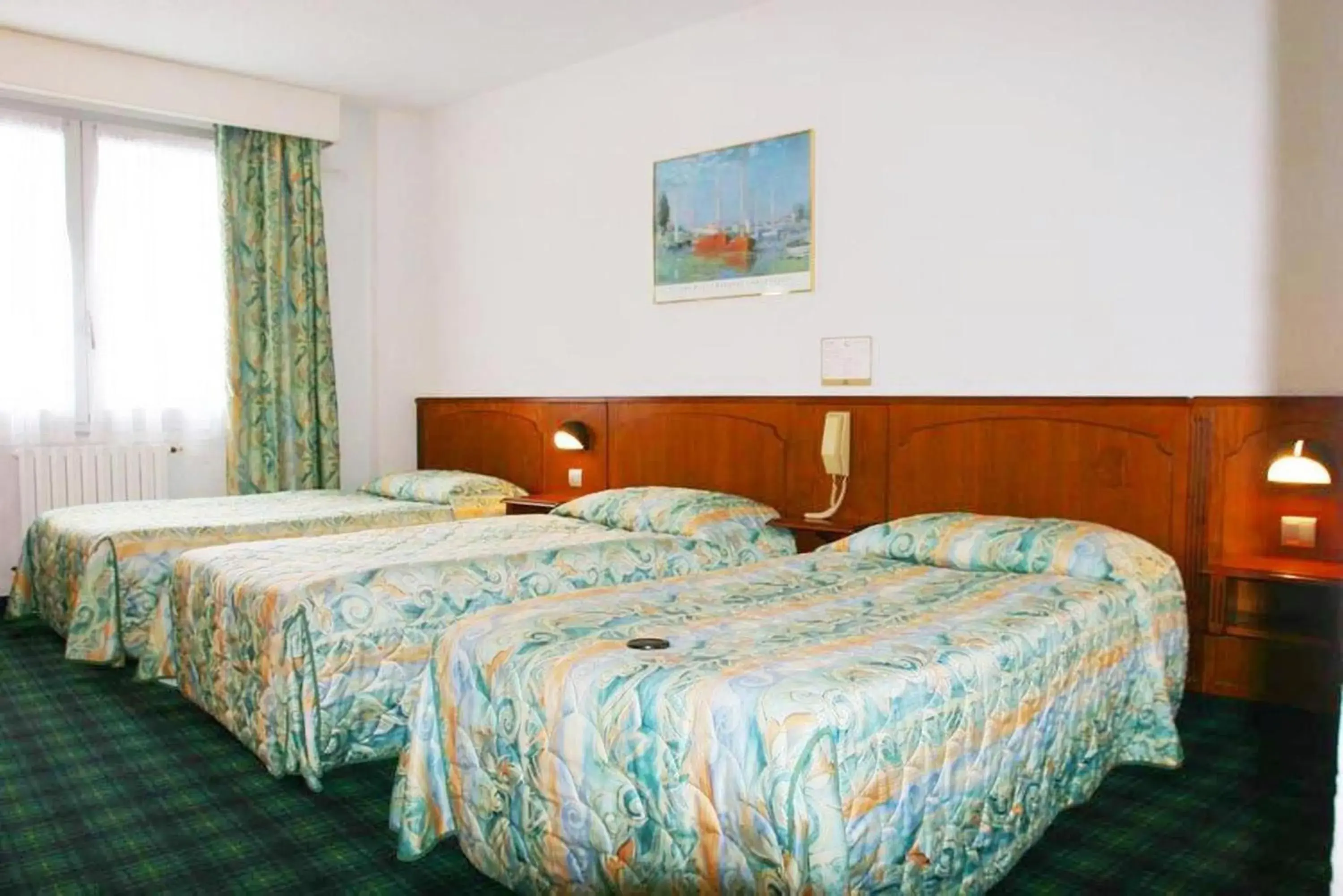 Triple Room in Hôtel Christ Roi Triple Room in Hôtel Christ Roi