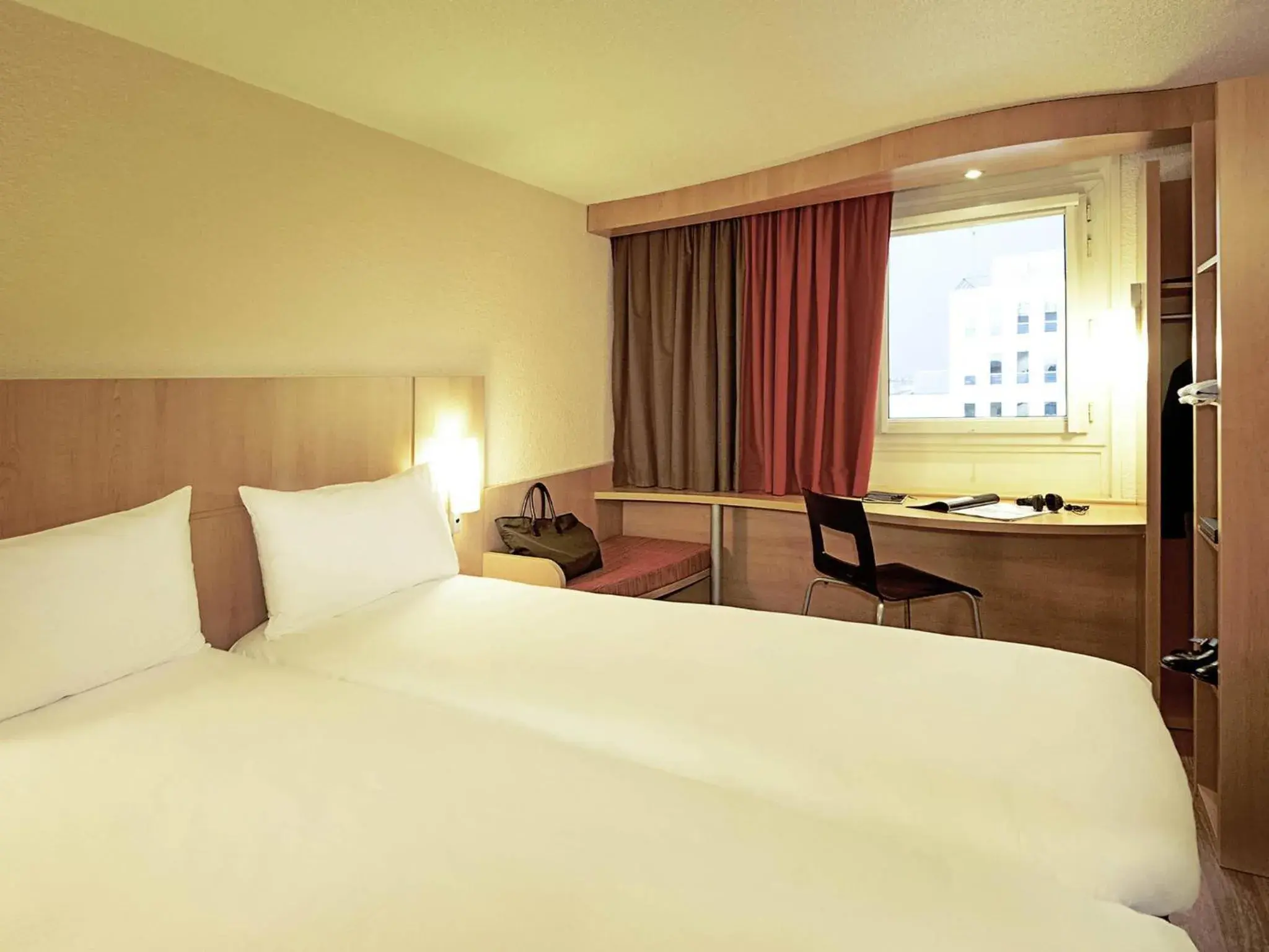 Standard Twin Room in Ibis Orly Chevilly Tram 7 Standard Twin Room in Ibis Orly Chevilly Tram 7