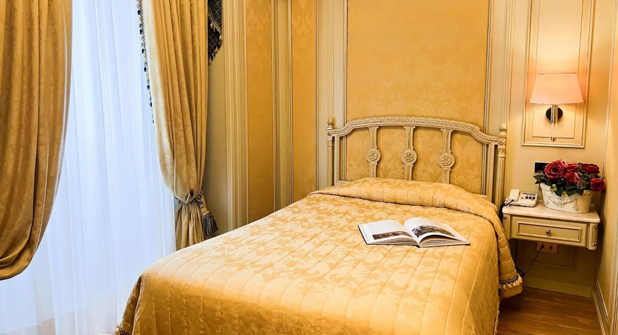 Single Room in Hotel Regina Palace Single Room in Hotel Regina Palace