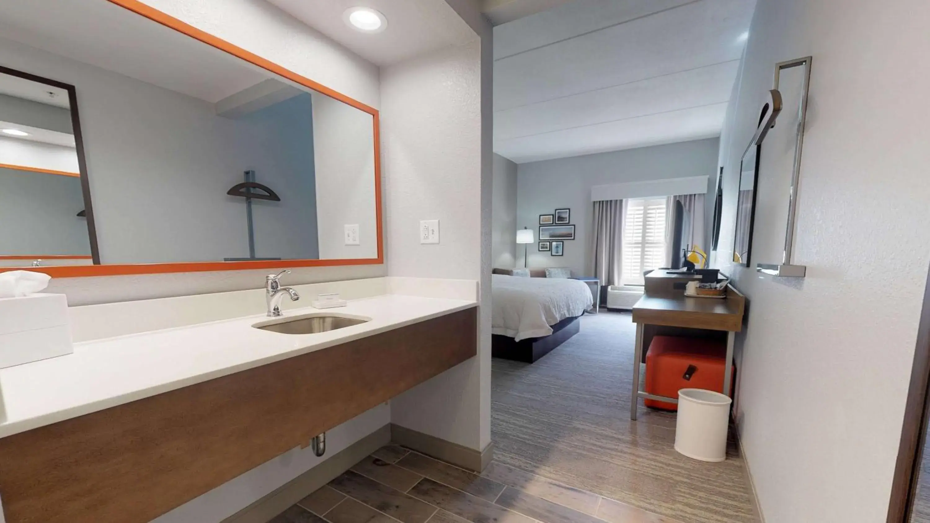 King Room with King Bed - Non-Smoking in Hampton Inn St. Simons Island King Room with King Bed - Non-Smoking in Hampton Inn St. Simons Island