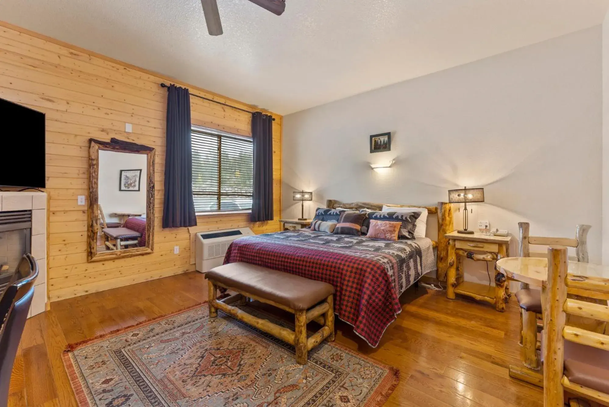 Deluxe King Room in Gateway Inn Deluxe King Room in Gateway Inn