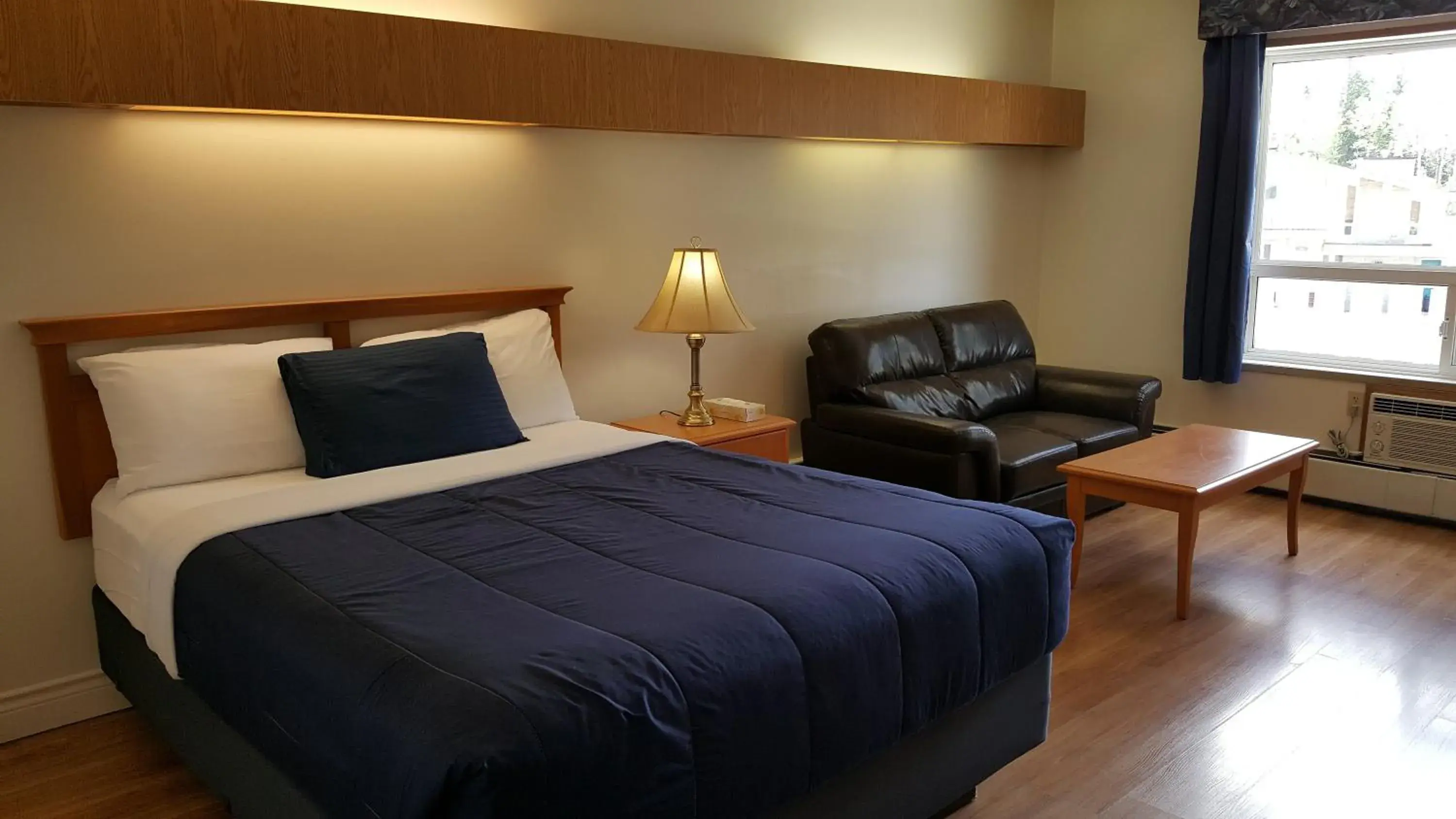 Queen Room in Pines Motel Queen Room in Pines Motel