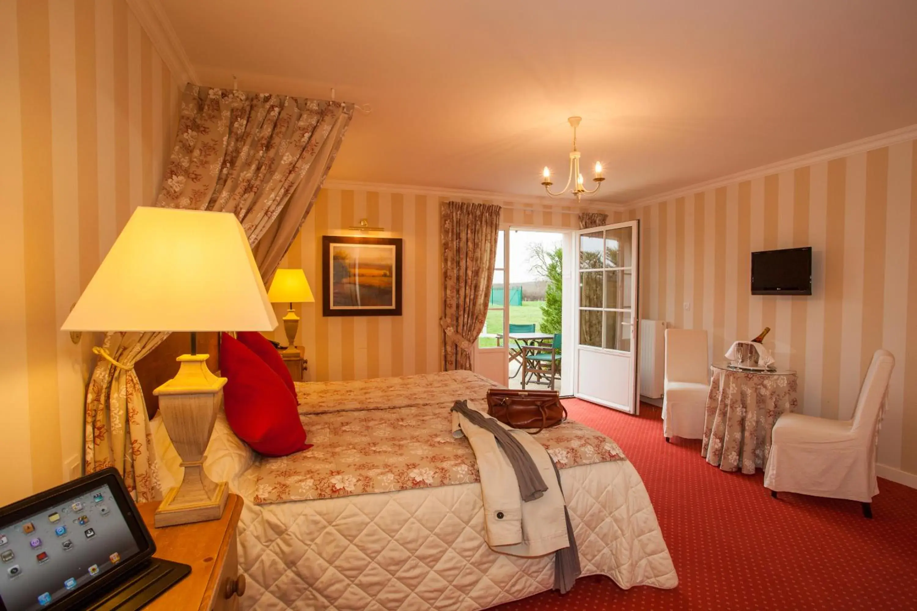 Garden Double Room in Logis Le Fleuray Garden Double Room in Logis Le Fleuray