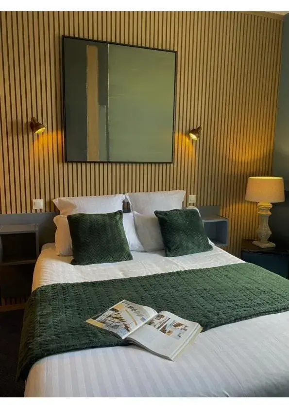 Superior Double Room in Hôtel des Pins Superior Double Room in Hôtel des Pins