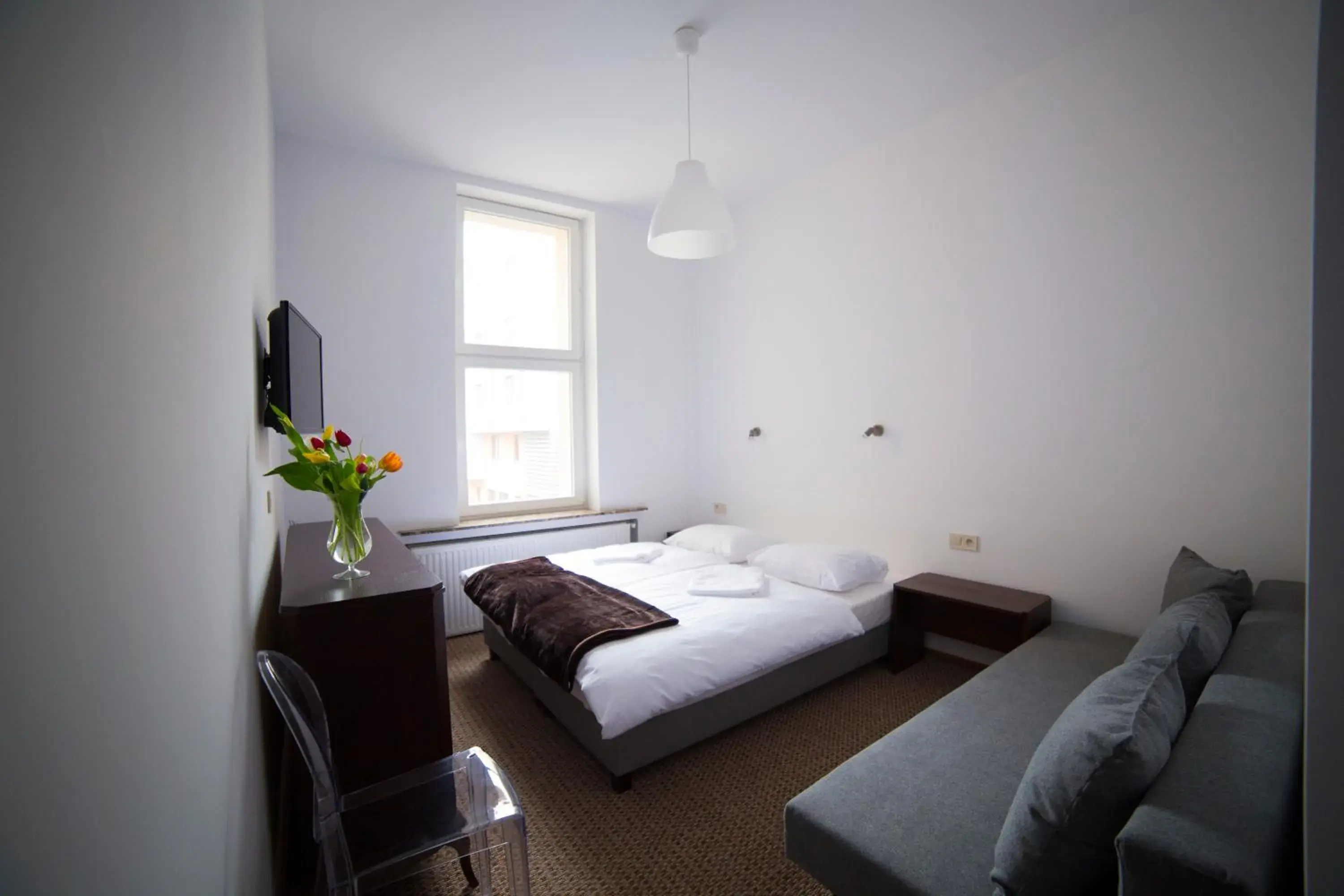 Double Room with Bathroom in OperaHostel Double Room with Bathroom in OperaHostel