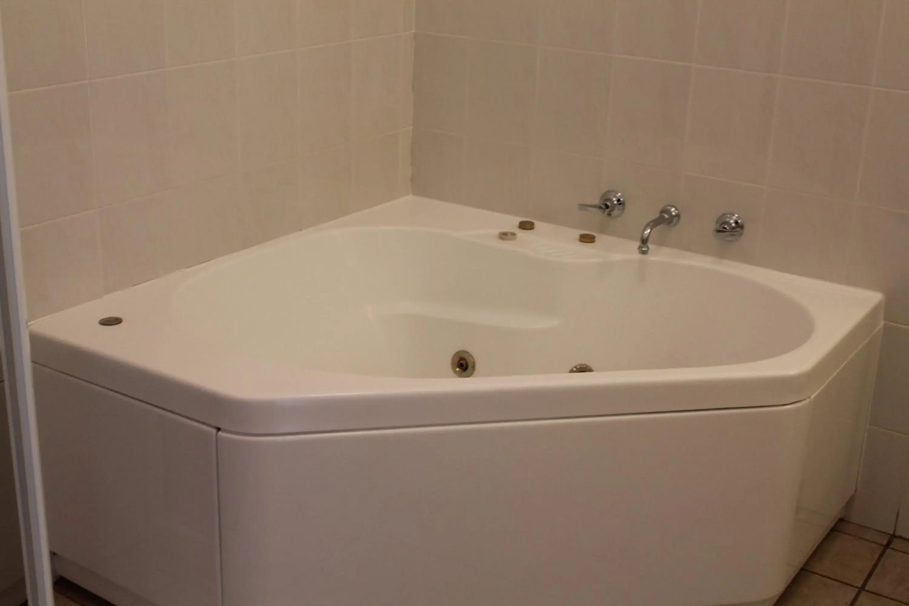 Deluxe Double or Twin Room with Spa Bath - single occupancy in The Kidman Wayside Inn Deluxe Double or Twin Room with Spa Bath - single occupancy in The Kidman Wayside Inn