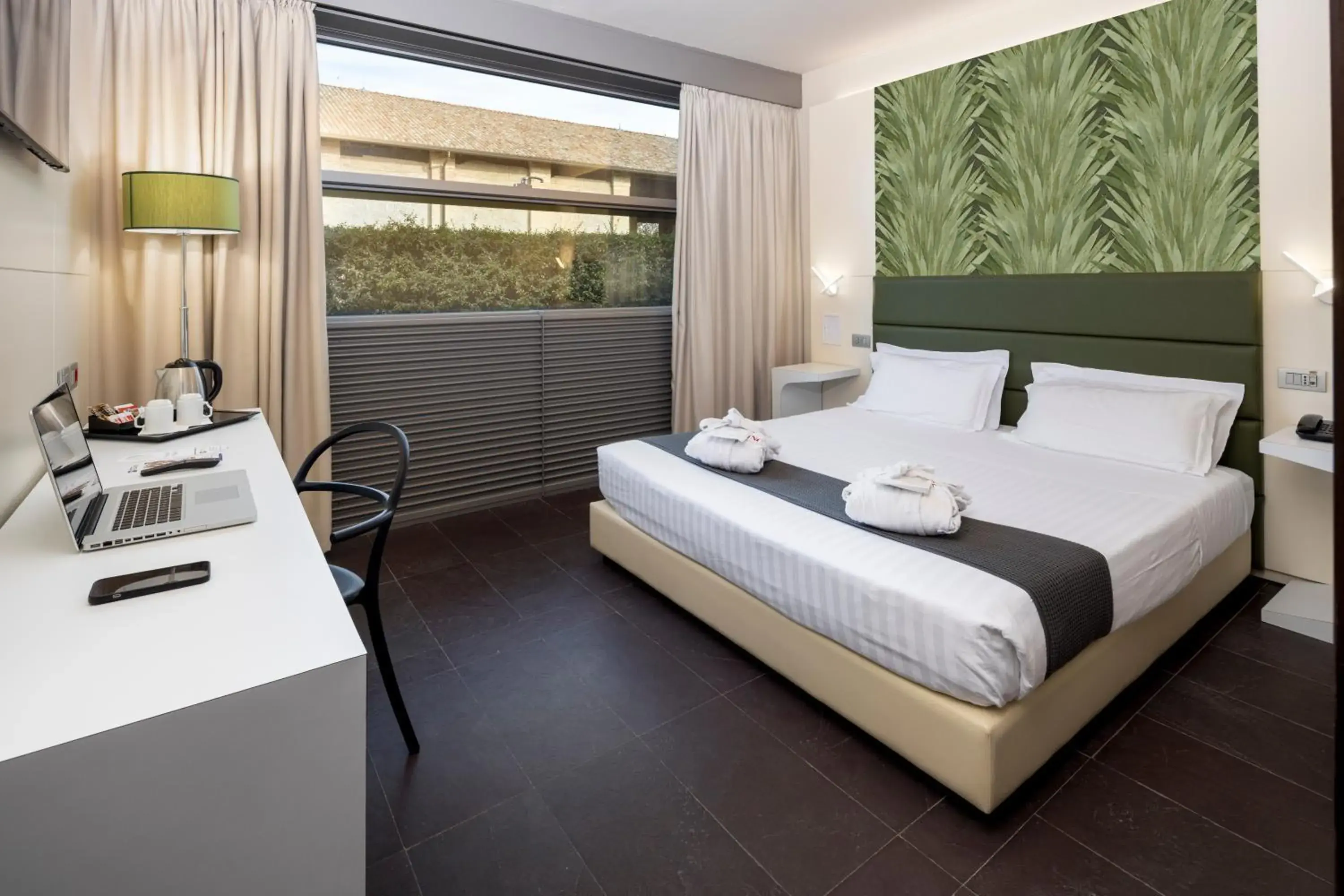 Standard Queen Room in Best Western Hotel Green City Standard Queen Room in Best Western Hotel Green City