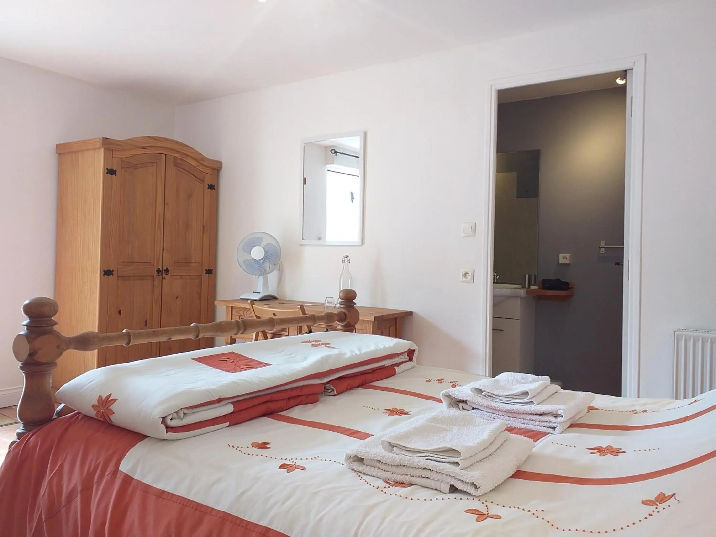 Double Room with Private Bathroom in Ancienne Ecole Double Room with Private Bathroom in Ancienne Ecole