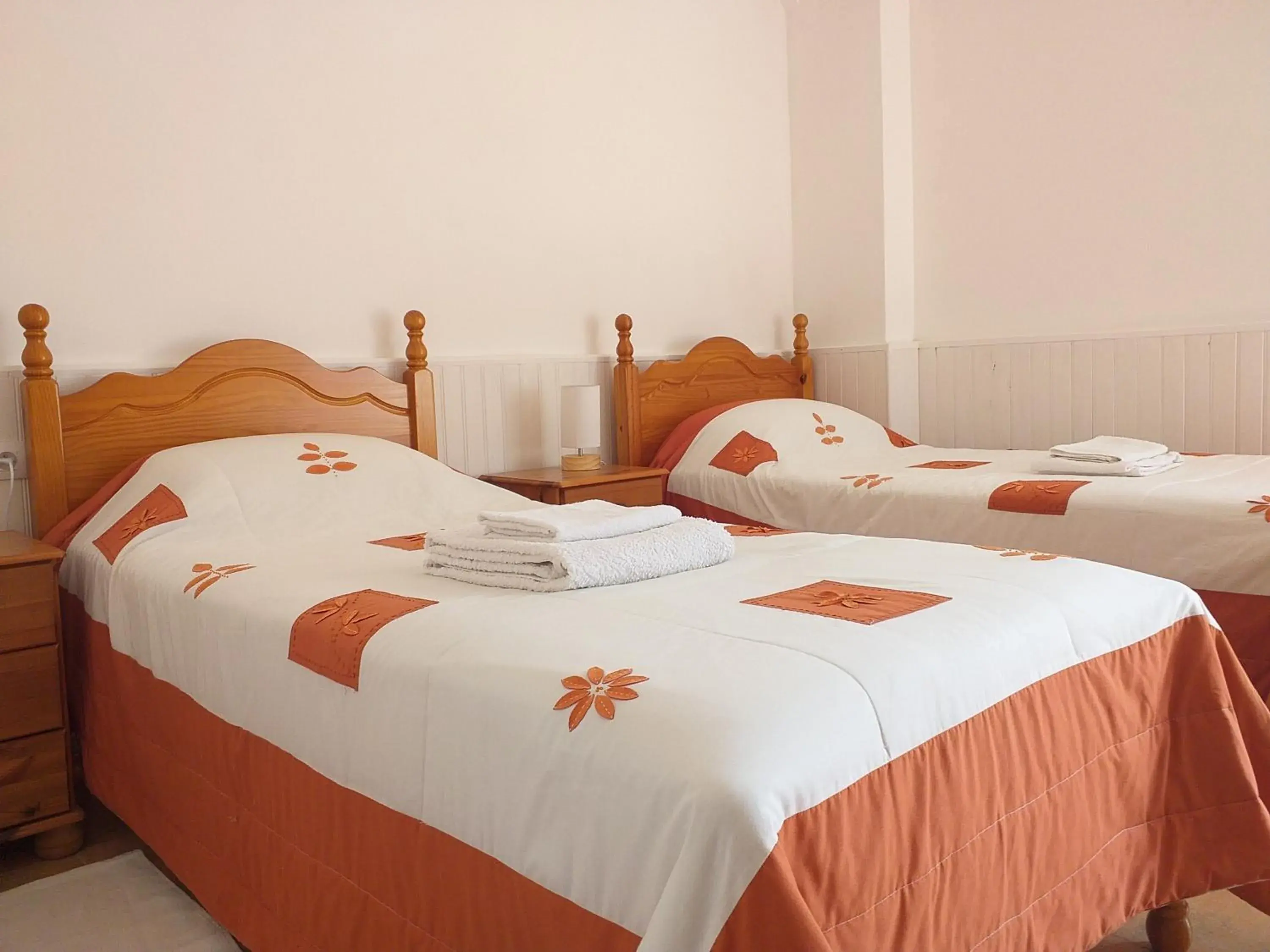 Twin Room with Shower in Ancienne Ecole Twin Room with Shower in Ancienne Ecole