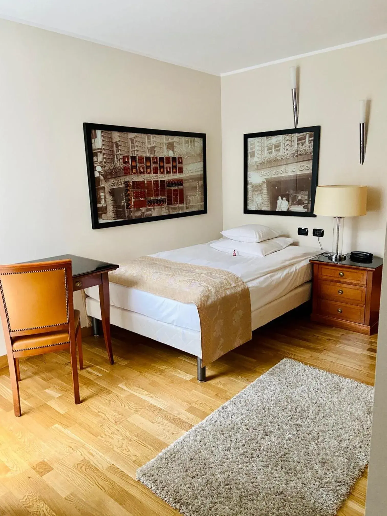 Budget Single Room in Hotel Paradis Budget Single Room in Hotel Paradis