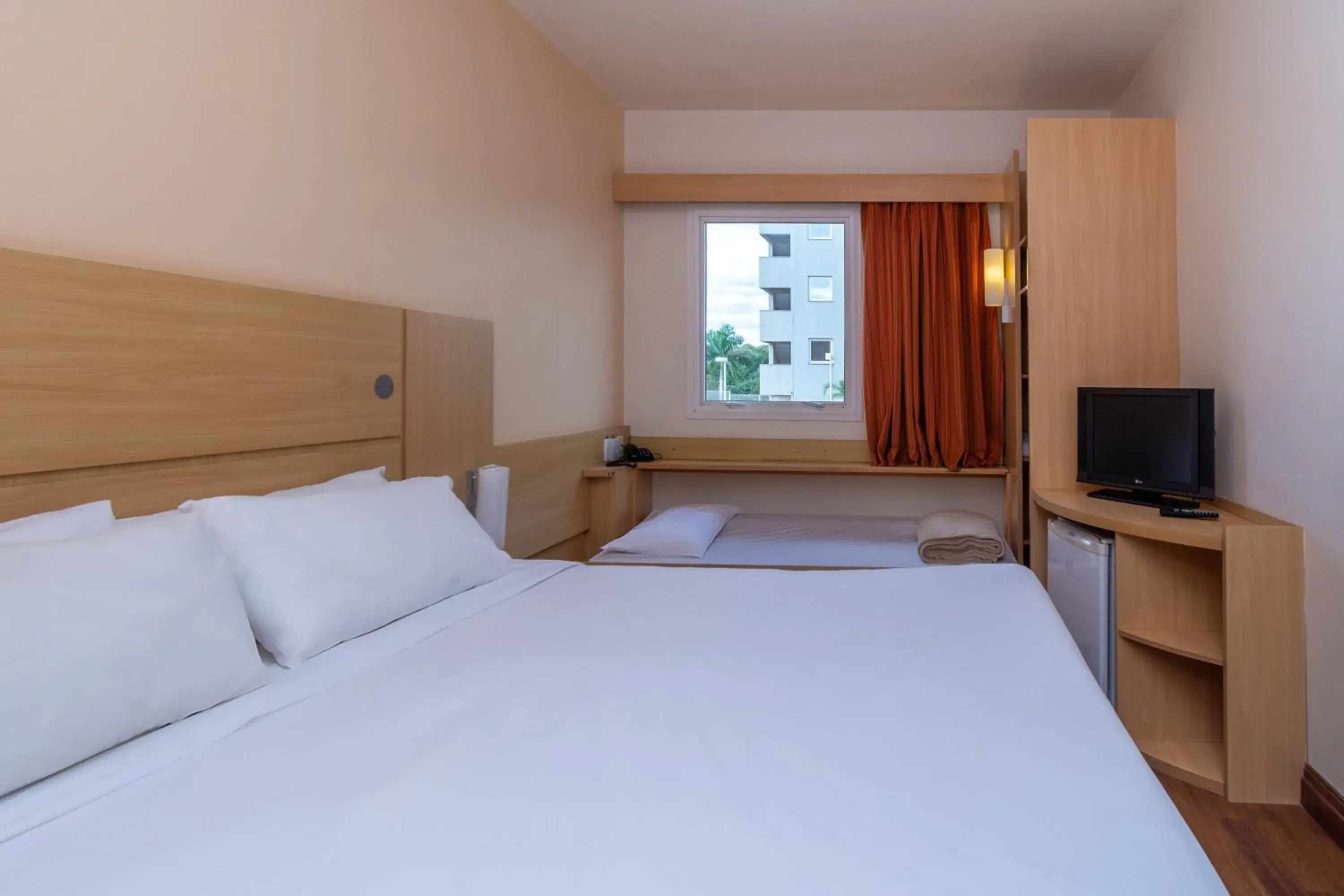 Standard Double Room with an Auxiliary Children Bed in ibis Campo Grande Standard Double Room with an Auxiliary Children Bed in ibis Campo Grande