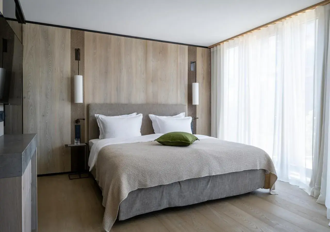 Deluxe Double Room with Partial Lake View - single occupancy in Hotel Hirschen Horn Deluxe Double Room with Partial Lake View - single occupancy in Hotel Hirschen Horn