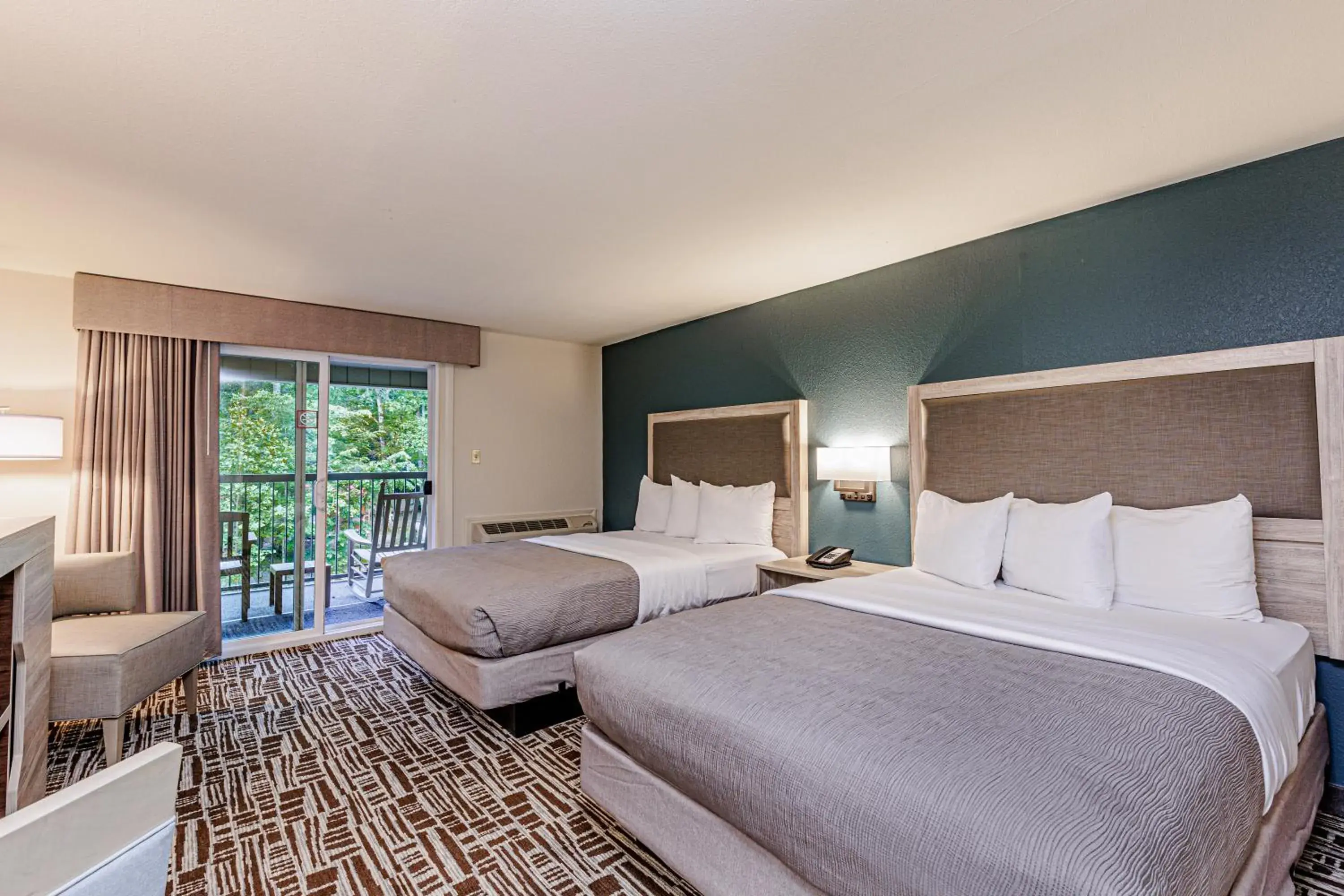 Queen Room with Balcony in Rivers Edge Motel Queen Room with Balcony in Rivers Edge Motel