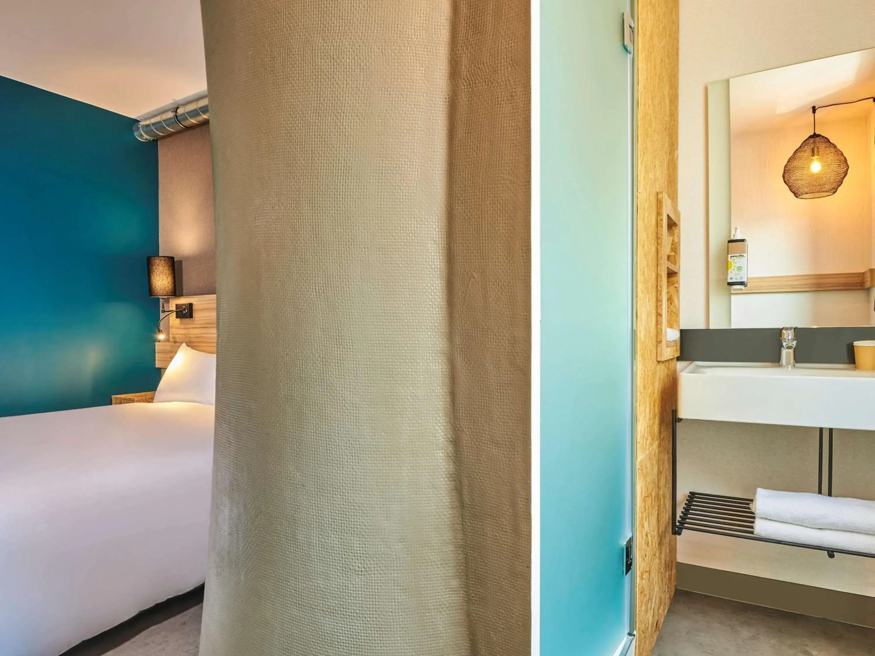 Queen Room in greet hotel Paris Nord 18è Queen Room in greet hotel Paris Nord 18è