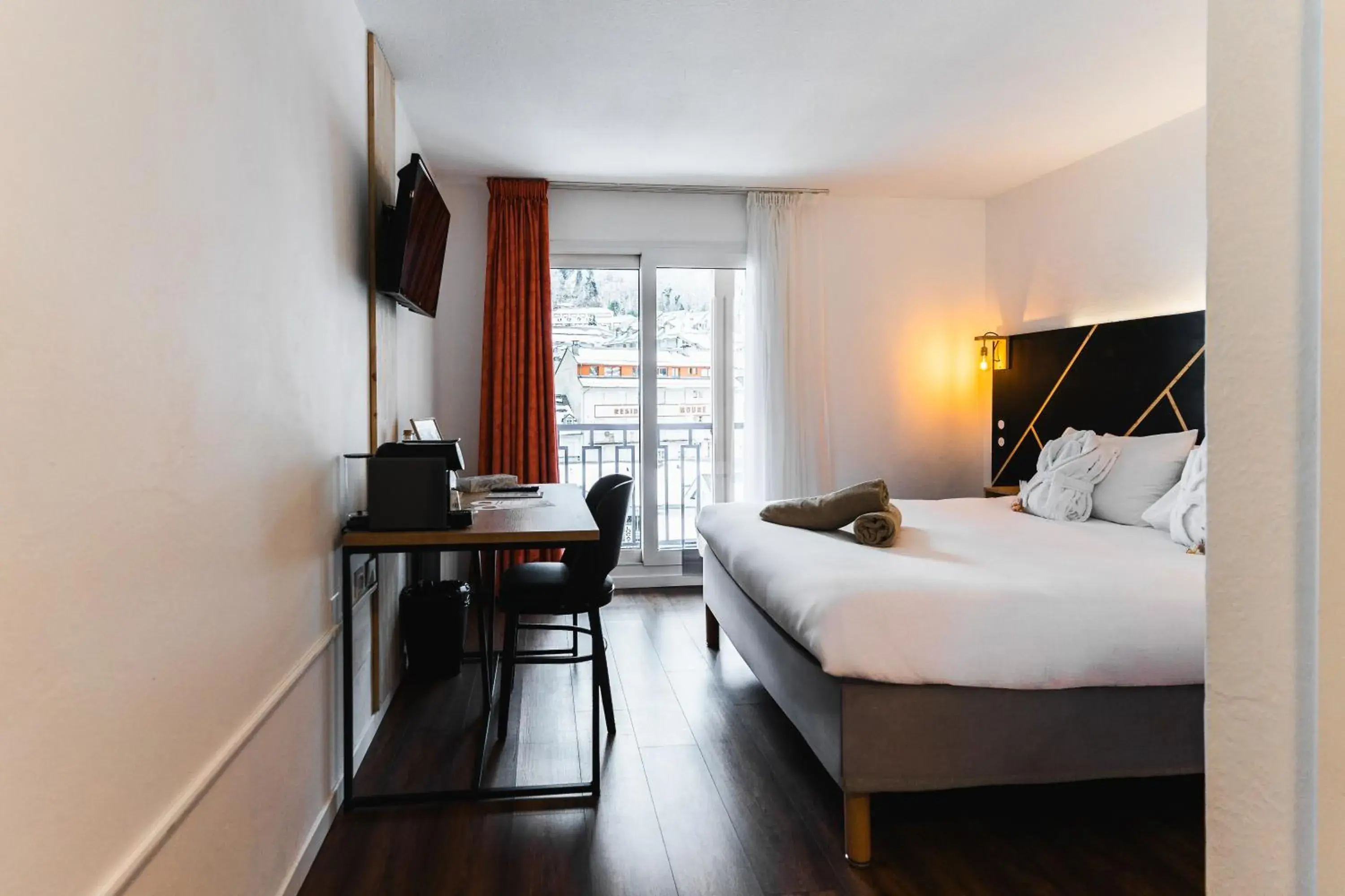 Superior Double Room in Garden & City Cauterets Balneo Superior Double Room in Garden & City Cauterets Balneo