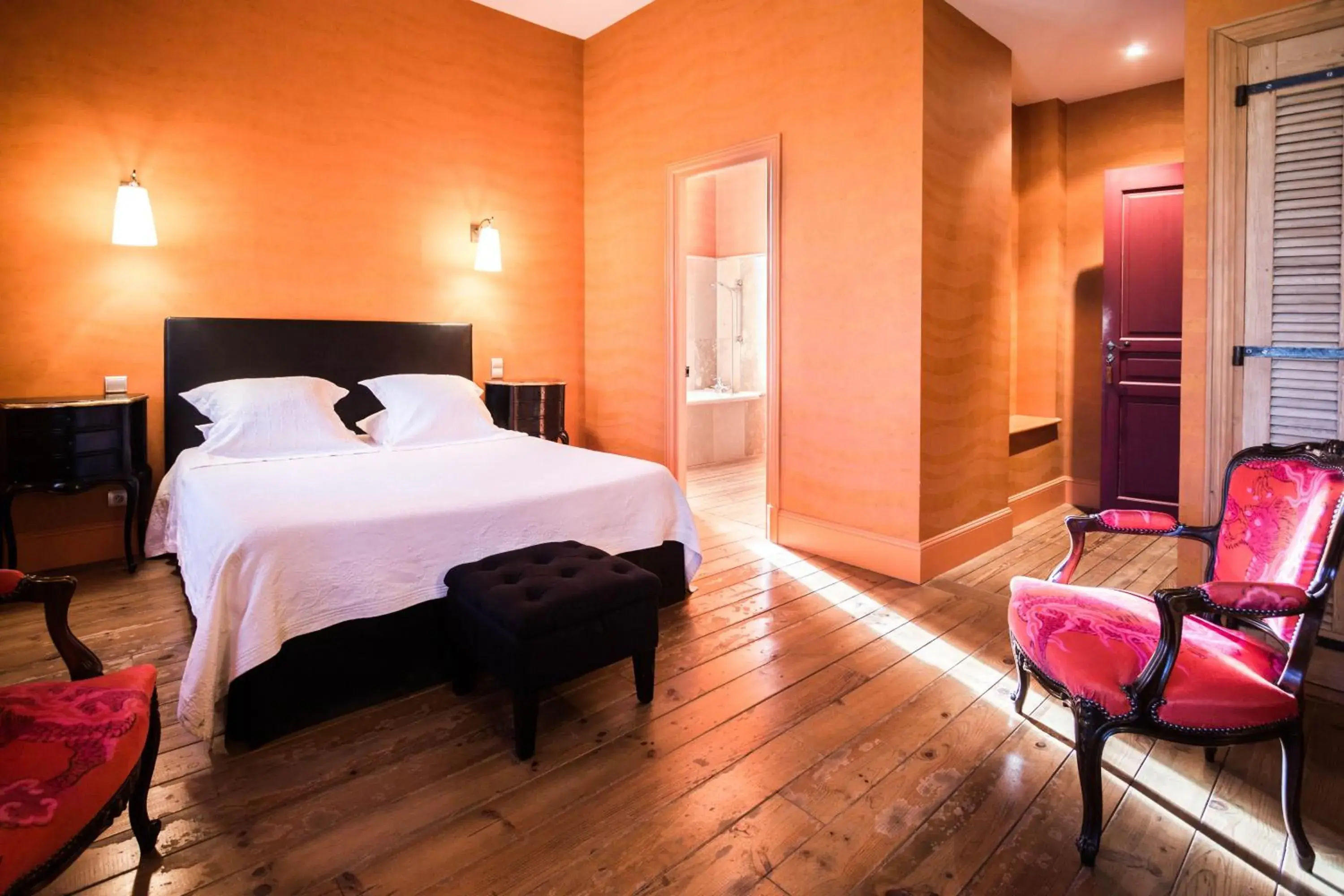 Double Room with Private Bathroom in Demeure Saint Louis Historic manor, City 700m, free parking,A C,Clim,WIFI, city view, Garden Double Room with Private Bathroom in Demeure Saint Louis Historic manor, City 700m, free parking,A C,Clim,WIFI, city view, Garden