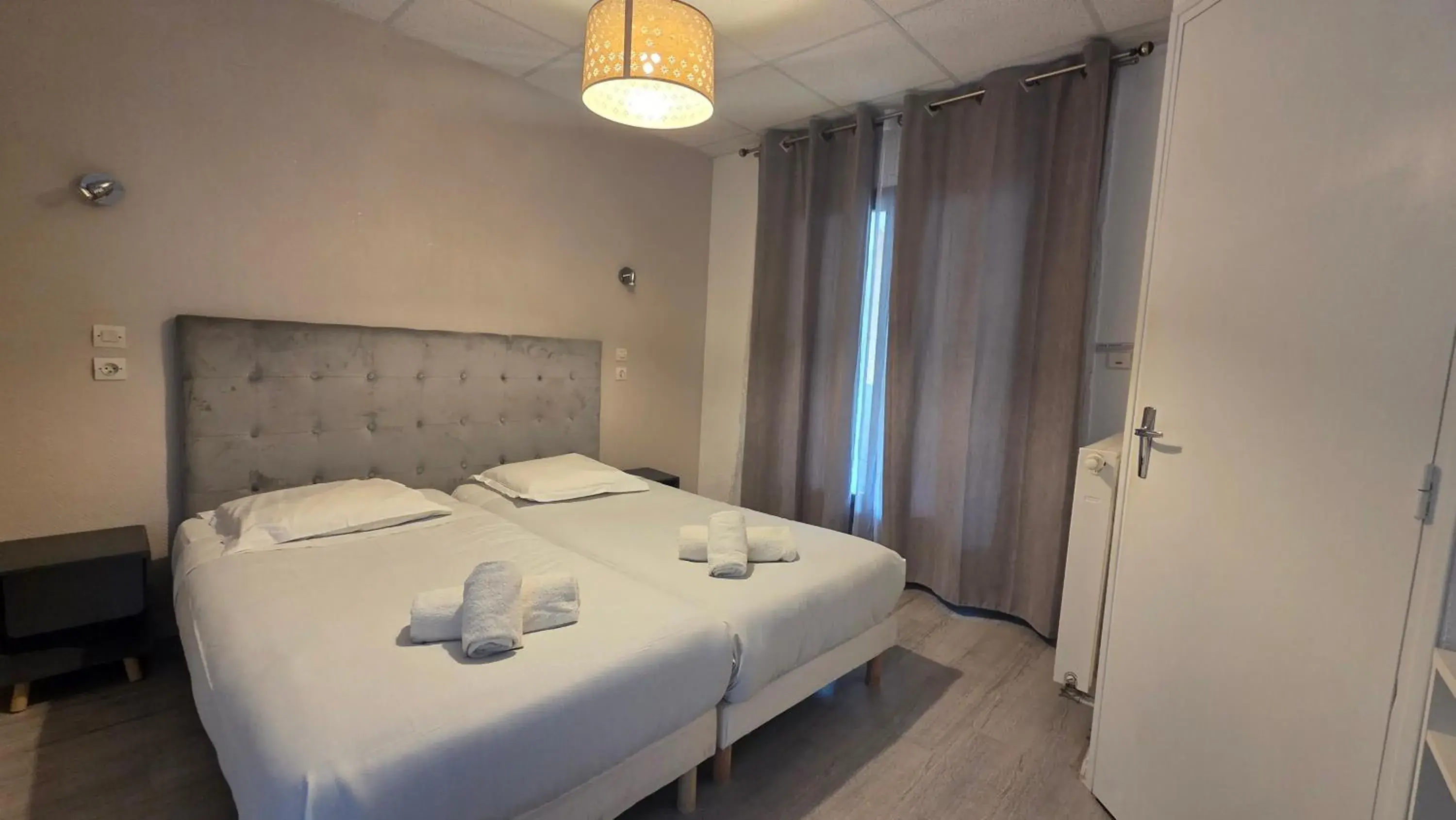 Twin Room in Hôtel Restaurant Mas Le Châtelet Twin Room in Hôtel Restaurant Mas Le Châtelet