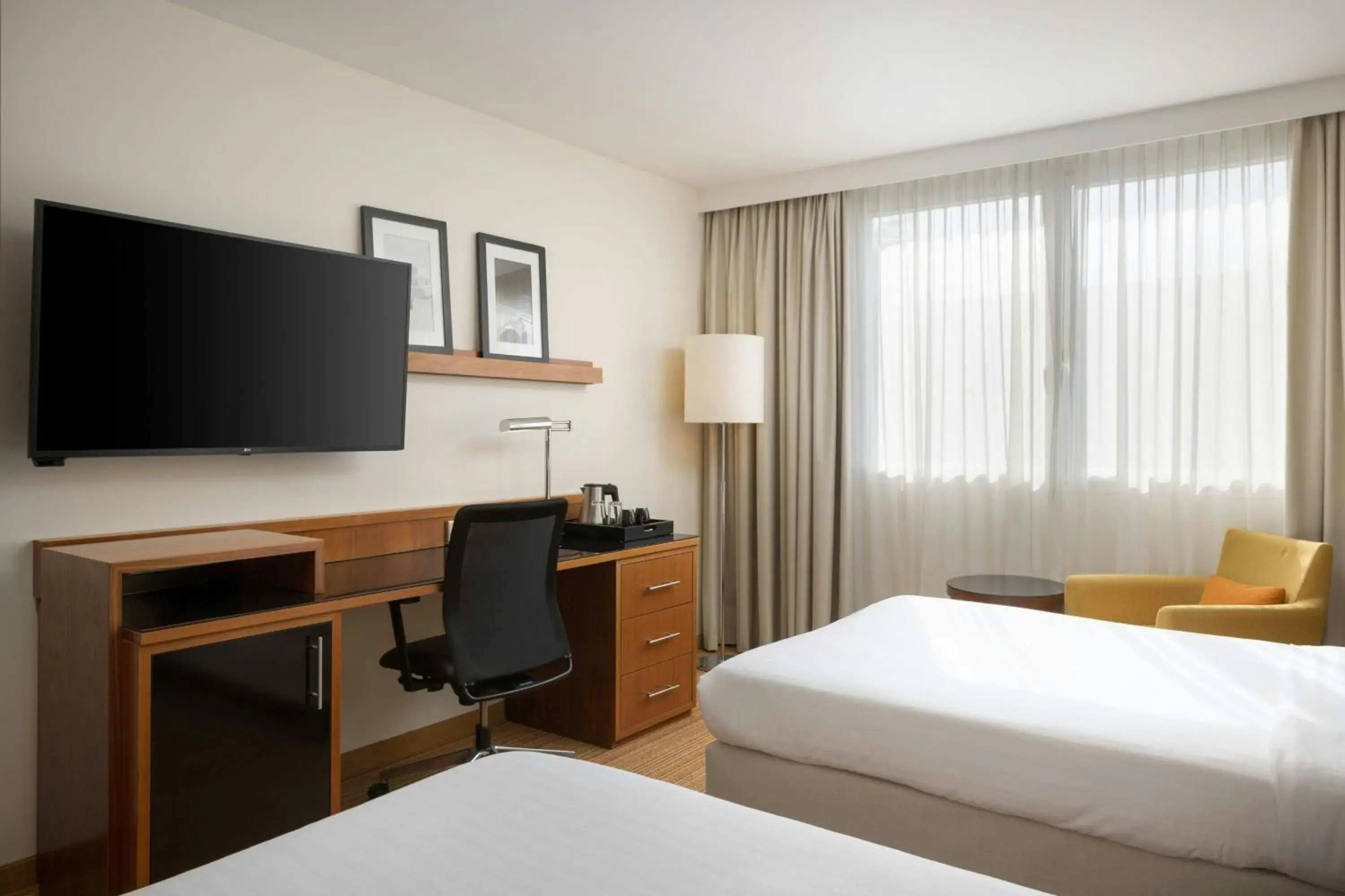Deluxe Twin Room in Courtyard by Marriott Toulouse Airport Deluxe Twin Room in Courtyard by Marriott Toulouse Airport