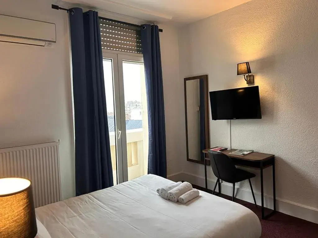 Superior Double Room - single occupancy in Hotel Moderne Vichy Soirée étape Superior Double Room - single occupancy in Hotel Moderne Vichy Soirée étape